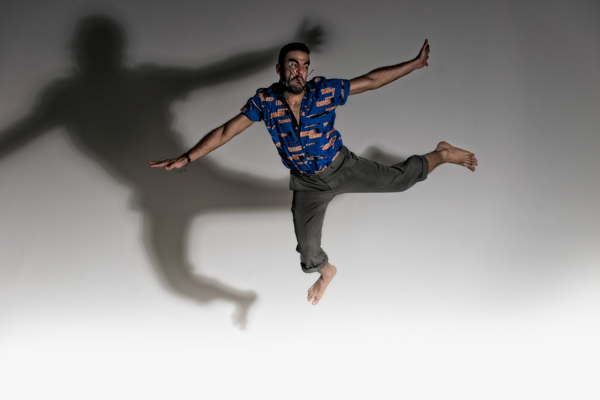La Chute I: high speed flash sync technique. Performer: Vini Wolf.