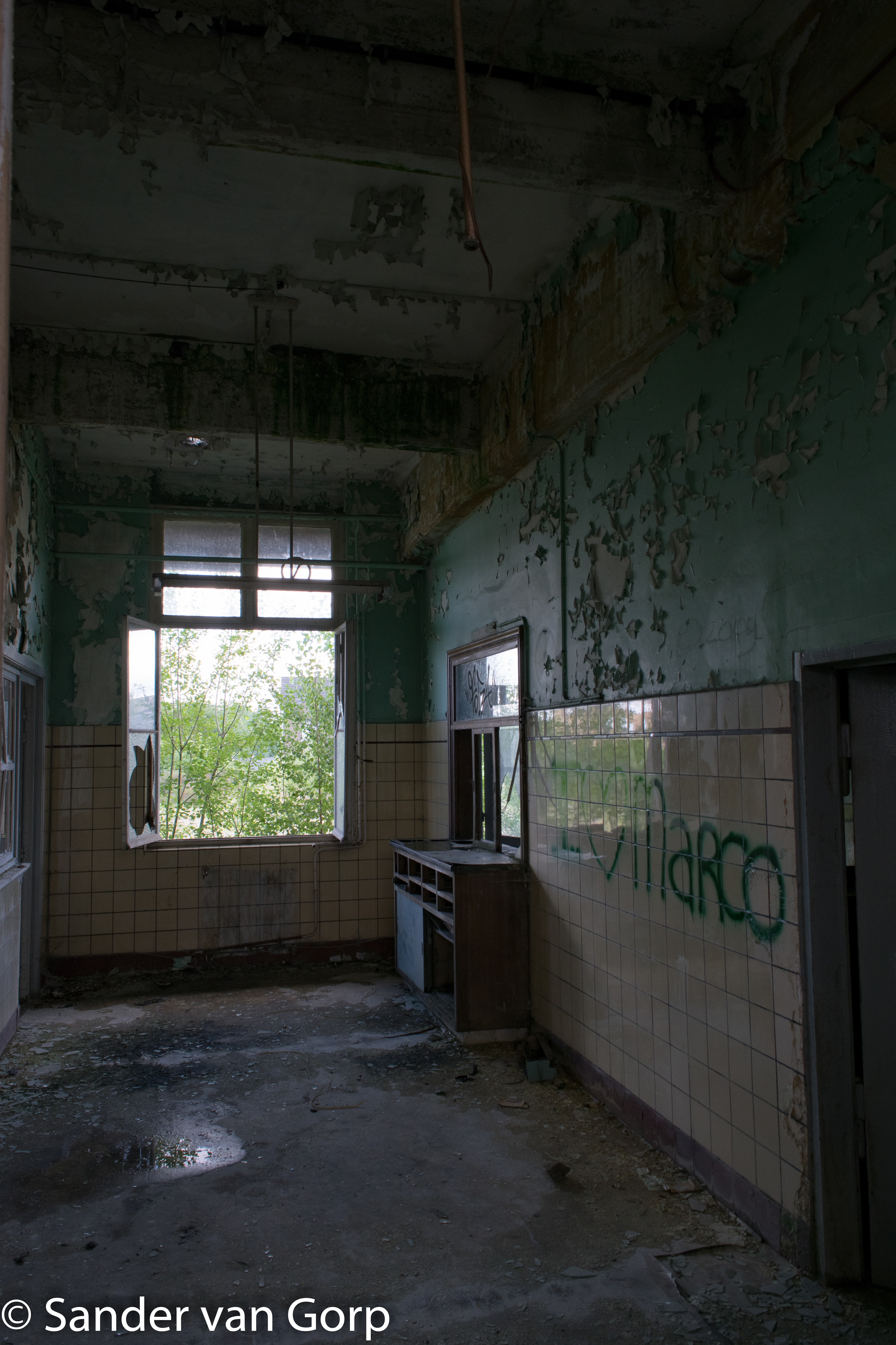 The Eerie Beauty Of This Abandoned Train Station - yyhmlzi