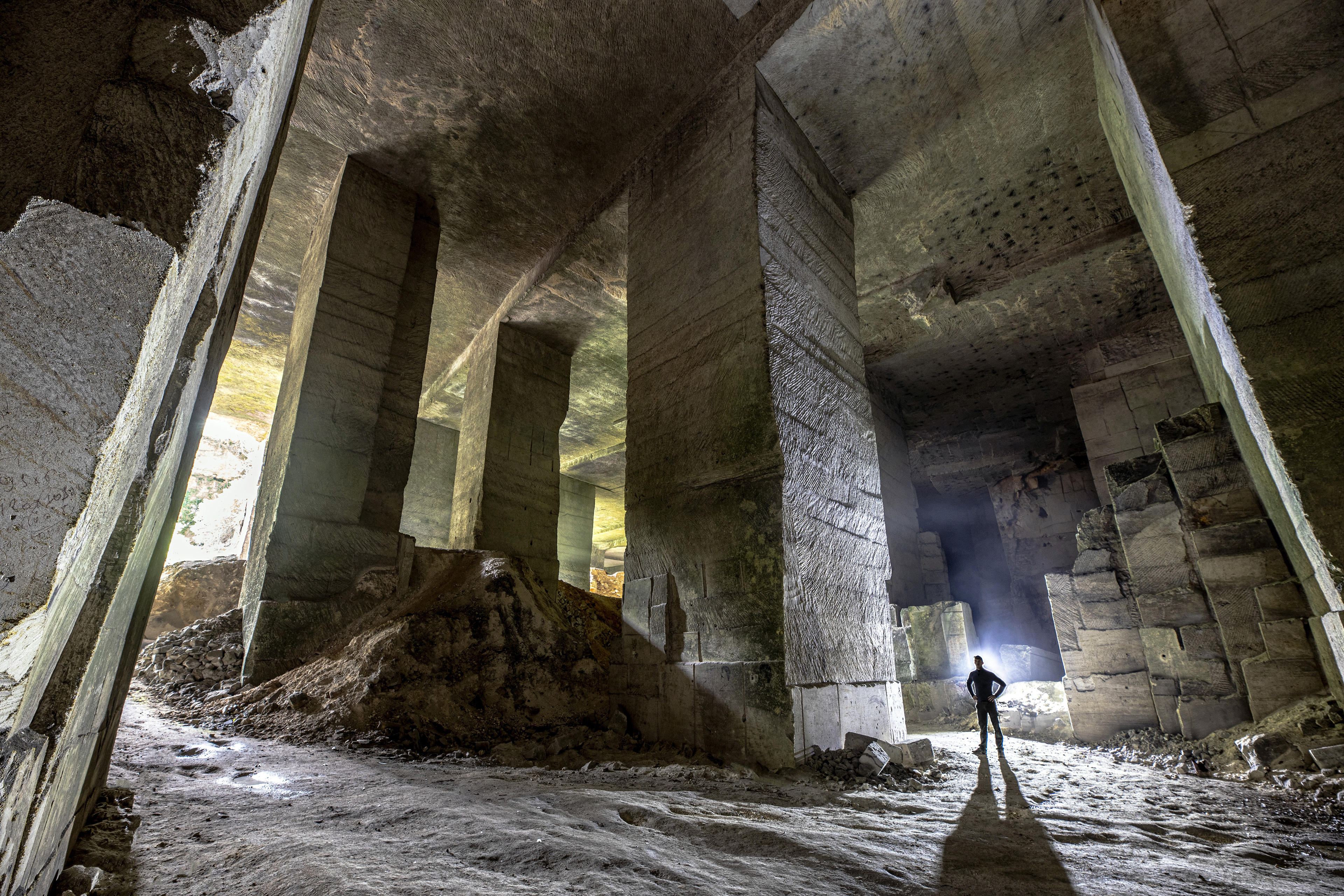 Immenses piliers à l'entrée d'un souterrain