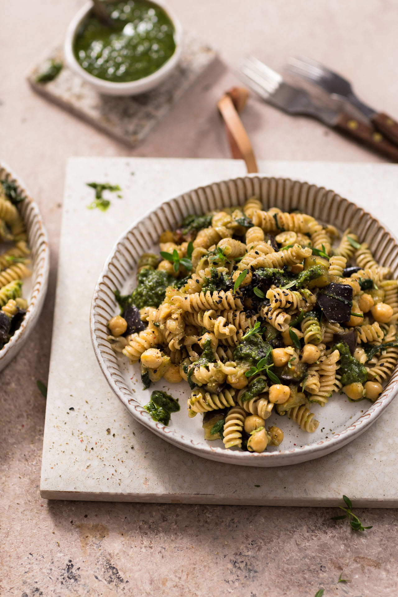 Lenaliciously - Fusilli mit Mandel-Pesto, Kichererbsen und Aubergine