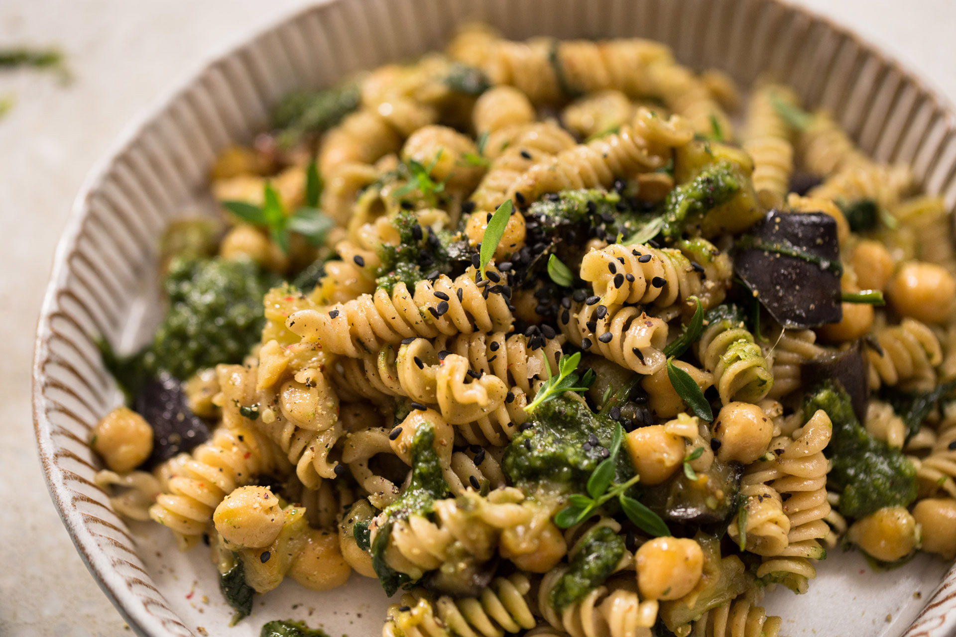 Lenaliciously - Fusilli mit Mandel-Pesto, Kichererbsen und Aubergine