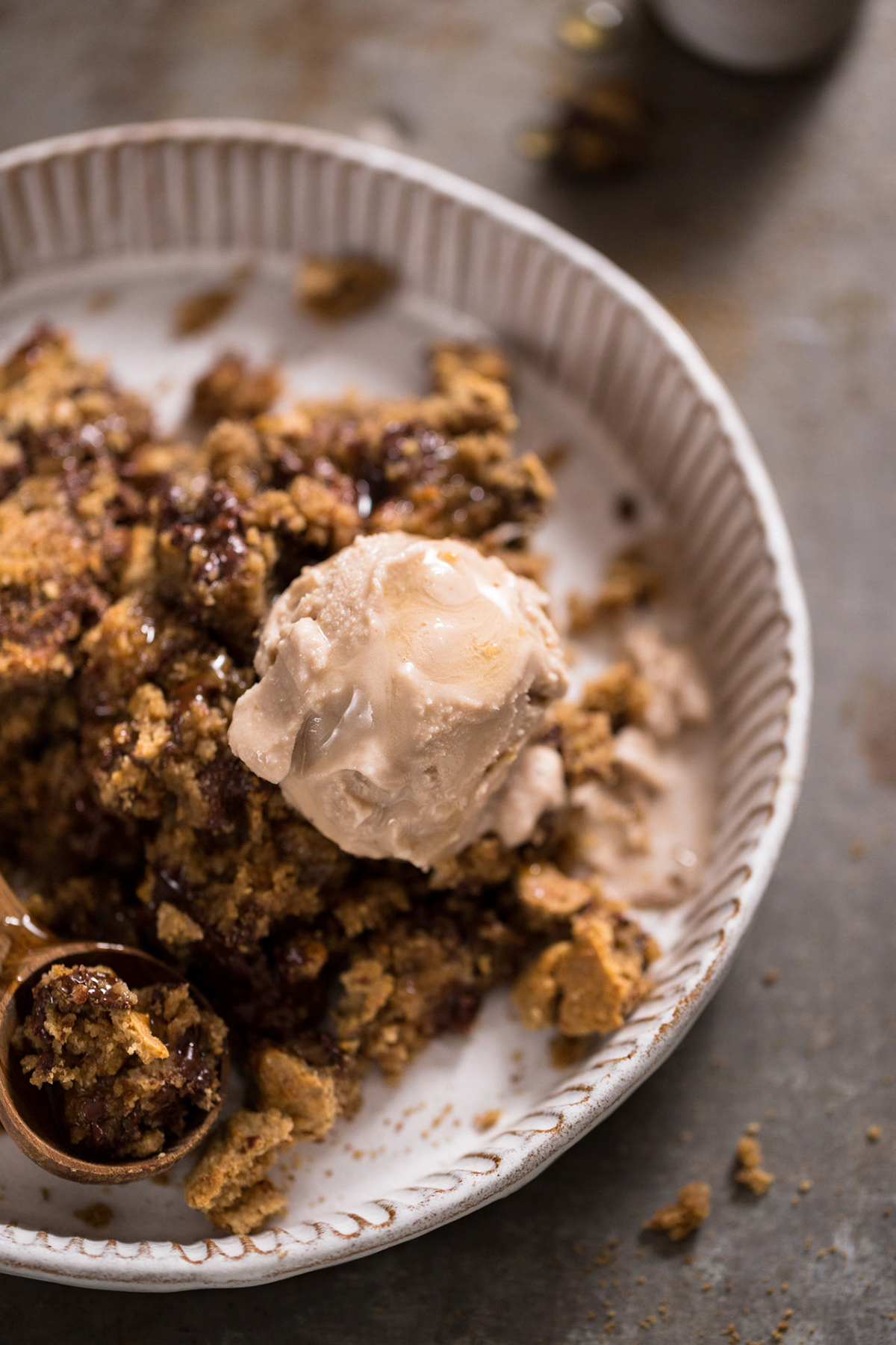 Lenaliciously - Chocolate Chip Brownie Crumble