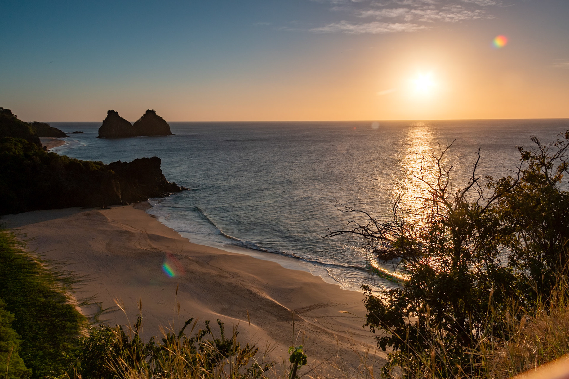 Ref. 2727 - Vista do mirante do Boldró, a Praia do Americano e o morro dois irmãos - Fernando de Noronha, 2016.