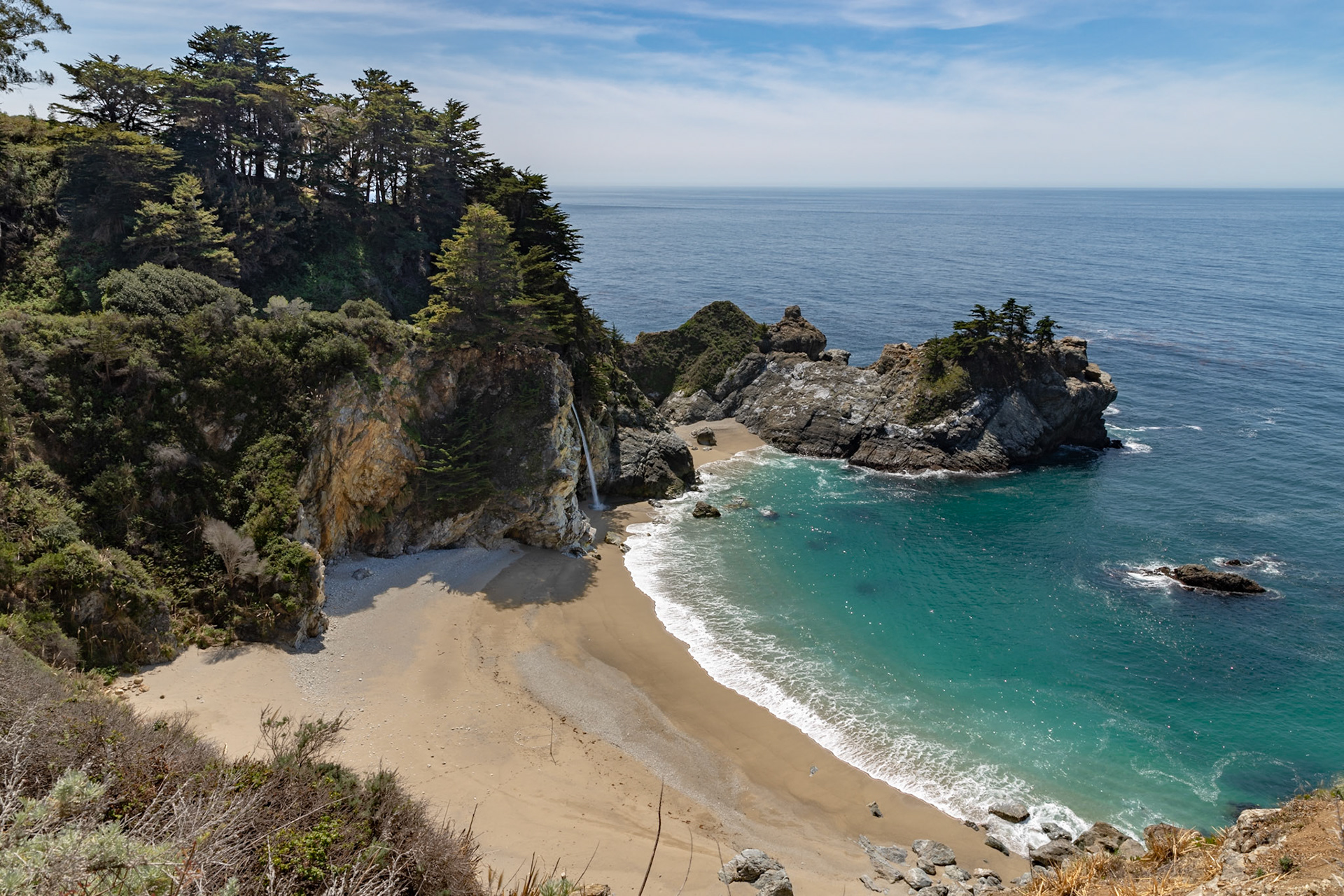 Praia e cachoeira numa clássica foto do parque estadual Julia Pfeiffer
