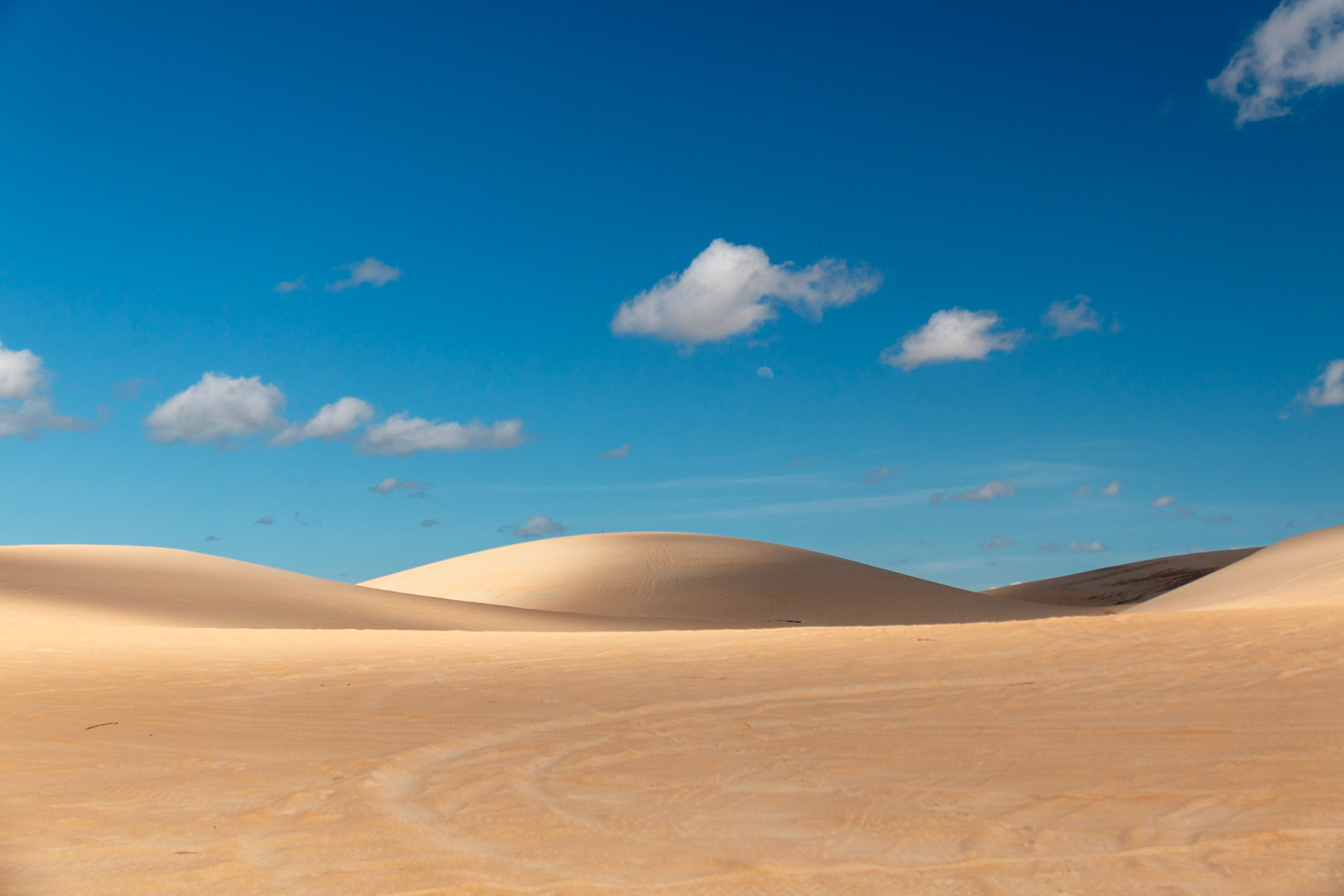 Dunas em Jericoacoara, paisagem com aparência lunática.