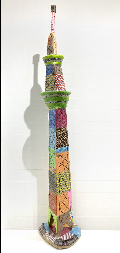 No. 10 / title : 東京スカイツリー / artist : 大江 泰喜 / medium : ダンポール, 包裟紙, セロテーブ, 油性ペン / year : 2020 / size : 1610×320×330mm / ¥30,000-