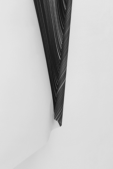 Forme enroulée, dessin sur calque, créer un point de tension et d’accrochage dans la partie supérieure, 50 cm x 65 cm, 2017