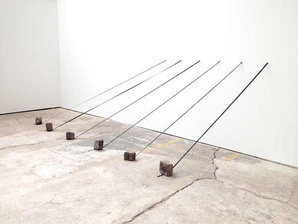 Liens / attachements : n° 1 / 2019 / Zone de tension / installation in situ, dim.variables, pierres, sangles en cauchouc, vue d’atelier Le Houloc