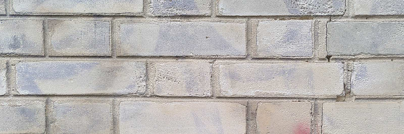 Mur de briques avec trace de tag