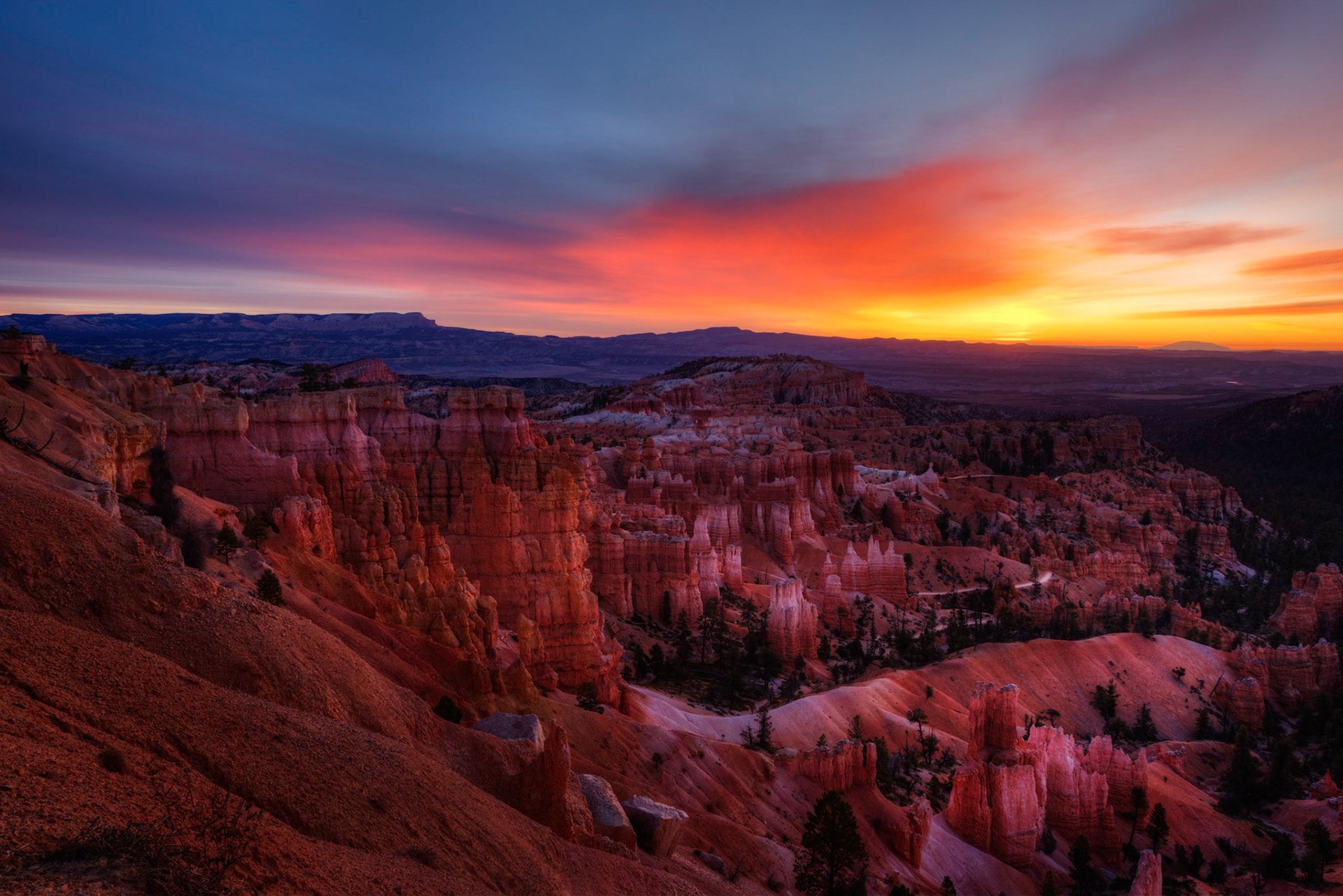 Sunrise at Bryce Canyon, near Sunset Point.Bryce Canyon National ParkUtahNovember 12, 2017This is an HDR image consisting of 3 exposures merged in Photomatix Pro. Additional processing in Lightroom and Photoshop.PENTAX K-1, HD PENTAX-D FA 24-70mm F2.8ED SDM WRISO 100 24 mm  0.4 sec at ƒ / 11