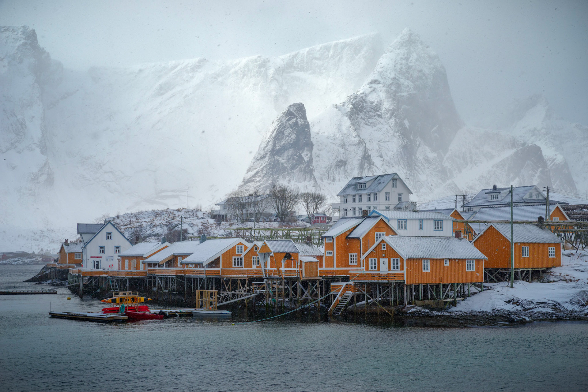 Sakrisøya, through wind and snow.Reine, Nordland, NorwayMarch 18, 2018PENTAX K-1, HD PENTAX-D FA 24-70mm F2.8ED SDM WRISO 400 63 mm  ¹⁄₄₀₀ sec at ƒ / 11
