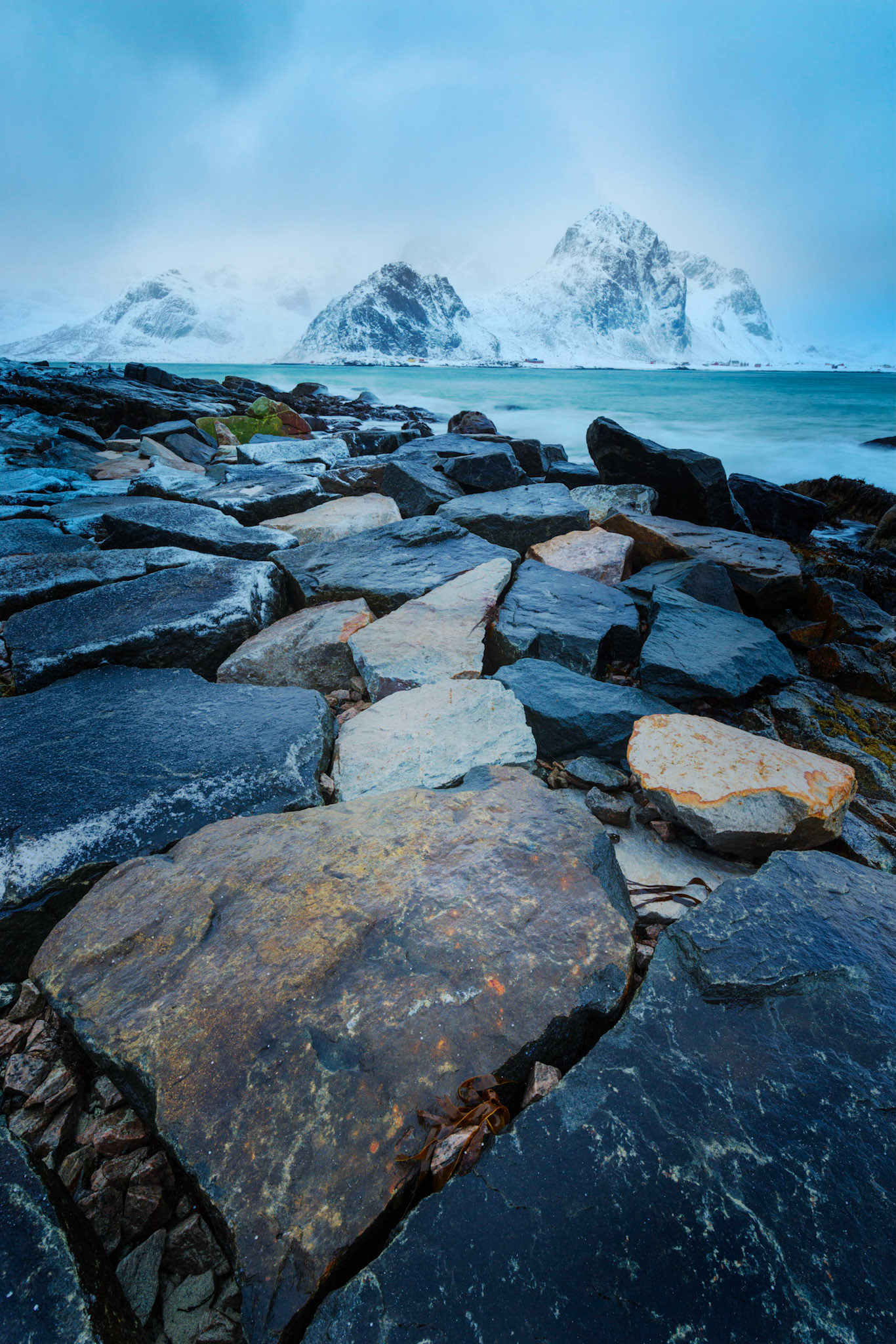 The rocky shoreline along Vareidsundet, leading into Flakstadpollen.Vareid, Nordland, NorwayMarch 19, 2018PENTAX K-1, HD PENTAX-D FA 15-30mm F2.8ED SDM WRISO 100 17 mm  1.3 sec at ƒ / 20