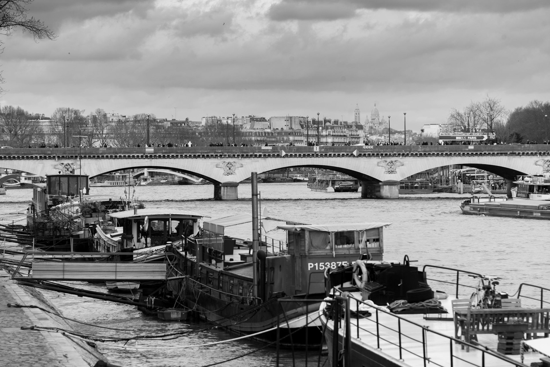 #bnw_society  #streetleaks #storyofthestreet #leica #leicacamera  #streetscenemag #wearethestreets #bnw_captures #bnwphotography #amateurs_bnw #therawsociety #photoplusexpo #bnw_city_streetlife #paris #leicaM10 #summilux #leicavida