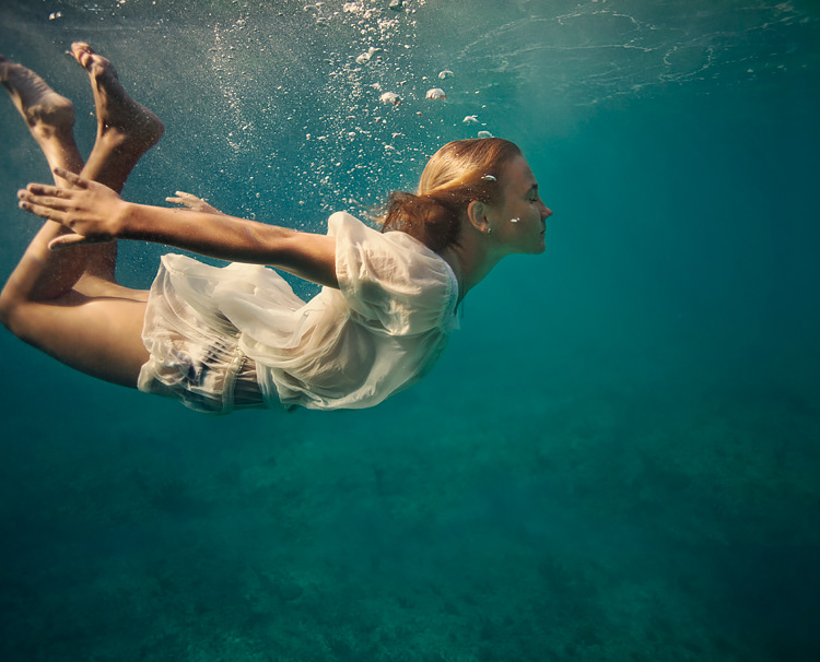 Картинки под. Девушка плавает под водой. Плывет под водой. Девушка плывет. Женщина плывет под водой.
