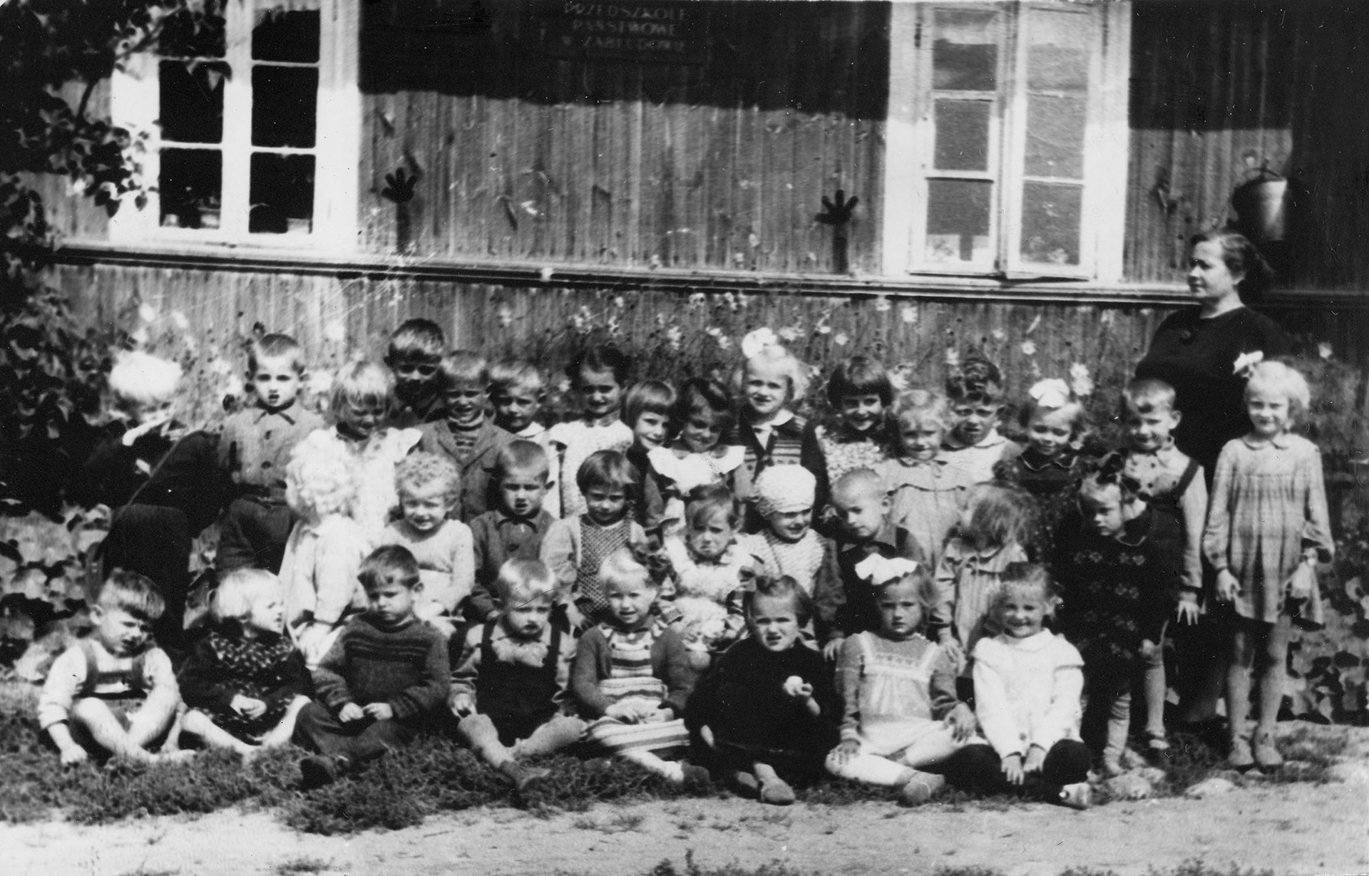 1958.09.01 | Grupa dzieci przybyłych do przedszkola w 1958 r. | z arch. Zespołu Szkolno-Przedszkolnego w Zabłudowie