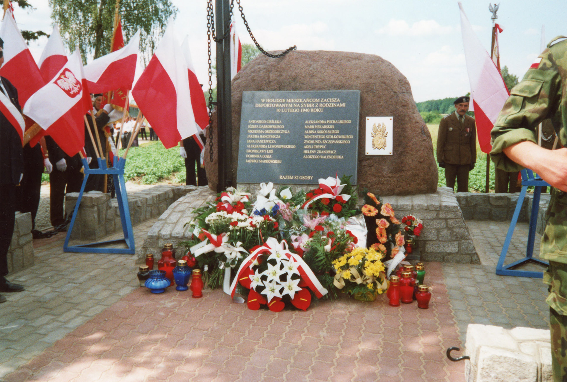 2000.06.25 | Obelisk - W hołdzie mieszkańcom Zacisza deportowanym na Sybir z rodzinami - 10 lutego 1940 roku | z arch. MOAK