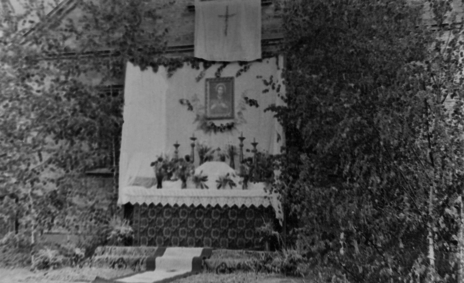Udekorowany ołtarz | z arch. Macieja Roguckiego
