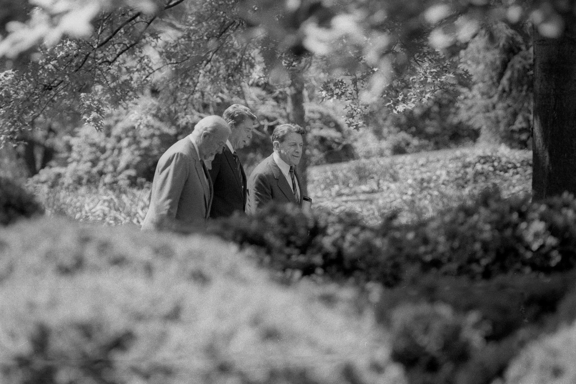 President Reagan walks with Secretary of State George Schultz (L) and Defense Secretary Casper Weinberger on the White House South Lawn, May 1, 1987.