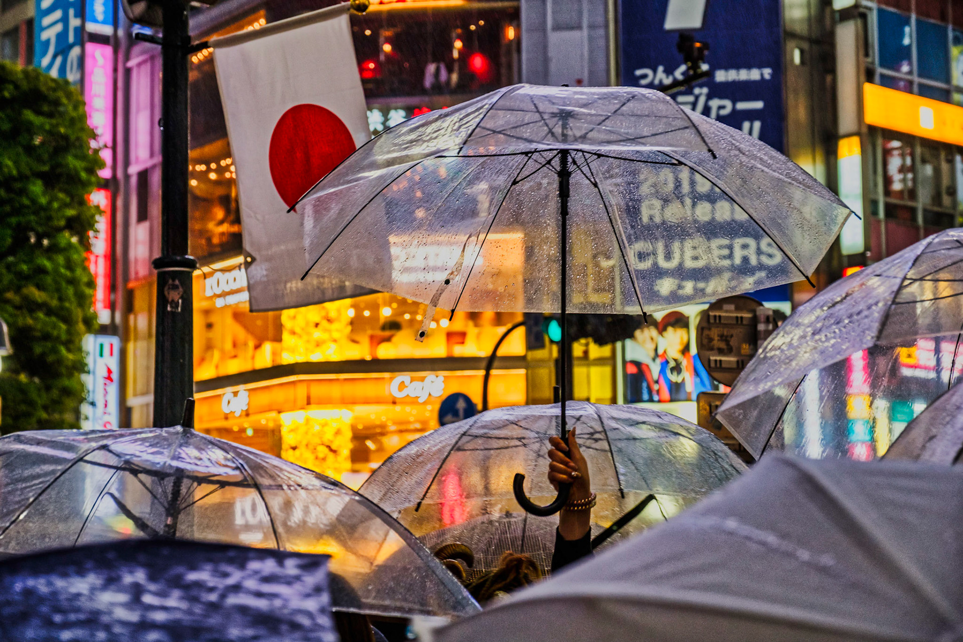 30 kwietnia 2019, ostatni dzień trwającej ponad 30 lat ery Heisei 平成.

Mimo, że nie planowano żadnych zorganizowanych wydarzeń, na Shibuya Crossing mimo ulewy spontanicznie zebrał się wielotysięczny tłum. Ponieważ lało, wokół pomnika wiernego psa Hachiko wyrosła prawdziwa dżungla parasoli.

30 April 2019, the official end of the 30 years long Heisei Era.  In spite of the rain, thousands of Japanese gathered in Shibuya Crossing, around Hachiko stature a true jungle of umbrellas appeared.

#last_days_of_heisei #Shibuya #ShibuyaCrossing #Tokyo #architecture  #Japan #2019 #heisei #平成 #Reiwa #令和 #street #night #documentary #japan_night_view #night #instagram_japan, #fujifeed,  #fujixlovers #streetclassics #discovertokyo #discoverjapan #art_of_japan  #tokyocameraclub #bestphoto_japan #bestjapanpics #super_asia_channel  #lovers_nippon #nightcaptures #nightphotography #japan_night_view #super_night_channel  #bokeh_shotz