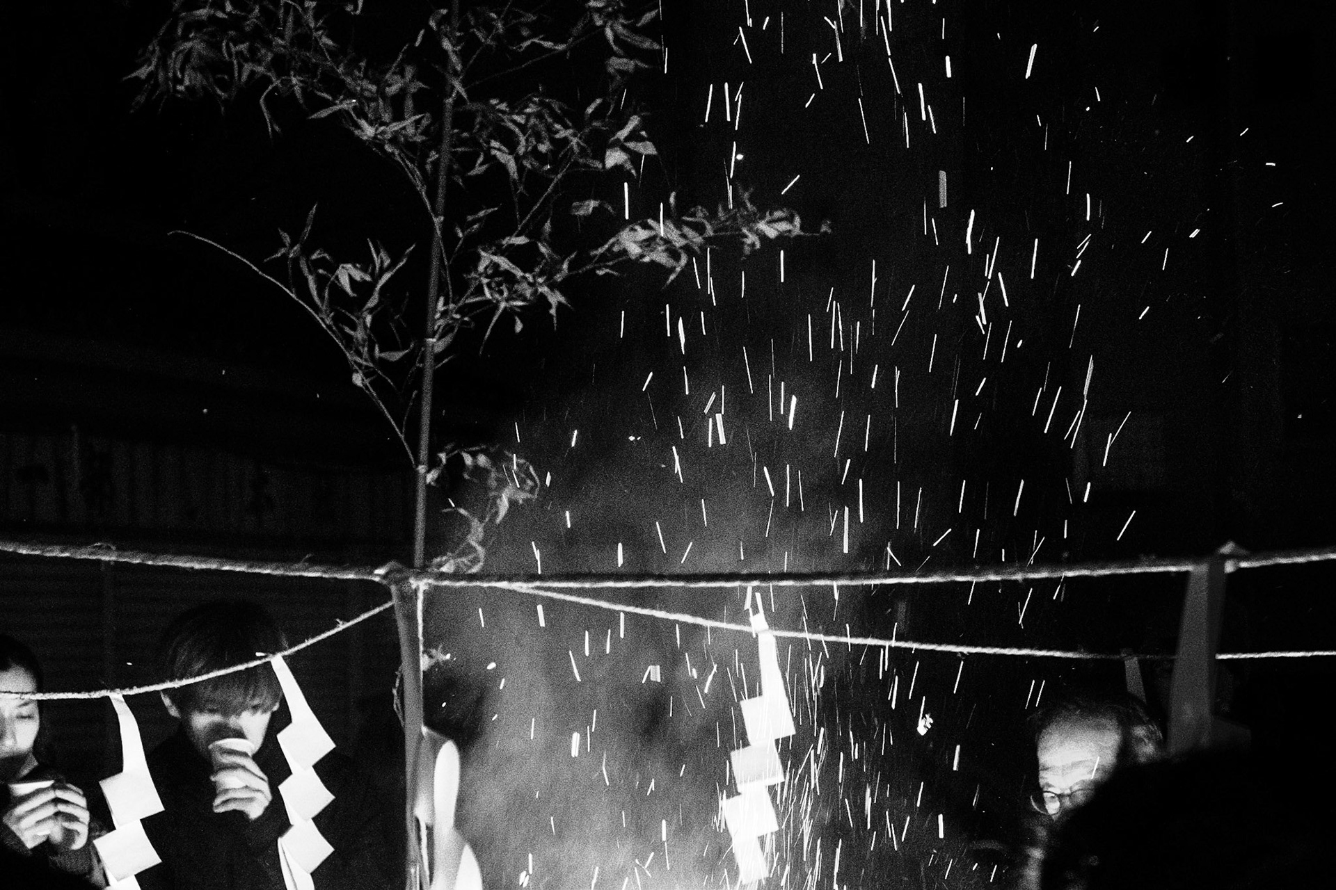 January 1st 2019, somewhere in Tokyo just after midnight. People gather in front of the local temple, to pray for the prosperity in the coming year. The flame of the bonfire old spells - it is time to buy new. Saint arrows and fortunes sell quickly at the ltemple shop. People impatiently open the paper and read, what is  supposed to become of them. Bad fortunes are left in the temple - maybe the odds will have mercy and turn disasters away? Sweet, hot amazake is a perfect drink for the cold night. It is very quiet - only silent voices of people talking and the sounds of koto, a traditional Japanese instruments are not enough to destroy the silence of the night.