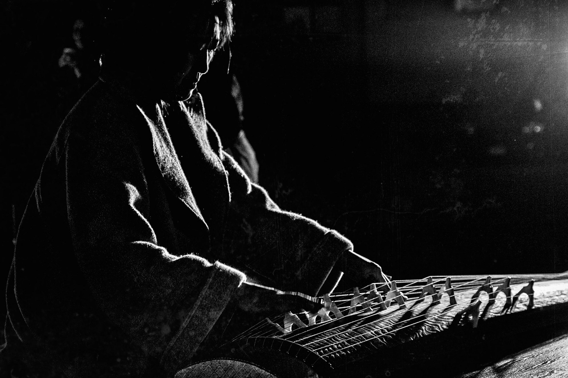 1 stycznia 2019, gdzieś w Tokio wkrótce po północy. Melodia grana na szamisenie, tradycyjnym japońskim instrumencie, towarzyszy Japończykom, którzy zgodnie z tradycją po raz pierwszy w roku odwiedzają świątynię, by zapewnić sobie pomyślność w nadchodzącym roku.


January 1st 2019, somewhere in Tokyo just after midnight. Quiet sounds of shamisen creates an incredible atmosphere for the people doing hatsumode -  the first visit to the temple in the new year, to pray for happiness and prosperity. 

#hatsumode #newyear #mood #shamisen #culture #初詣
#Tokyo #Japan #documentary #japan_night_view #night #instagram_japan, #fujifeed,  #fujixlovers #streetclassics #discovertokyo #discoverjapan #art_of_japan #traveling_night #ptk_japan #tokyocameraclub #bestphoto_japan #bestjapanpics #super_asia_channel  #lovers_nippon #nightcaptures #nightphotography #japan_night_view #super_night_channel #night_club  #night_gram #bokeh_shotz