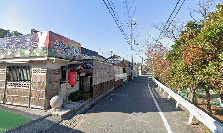 左手に『雷蔵寺』さんの建物(提灯が目印)
