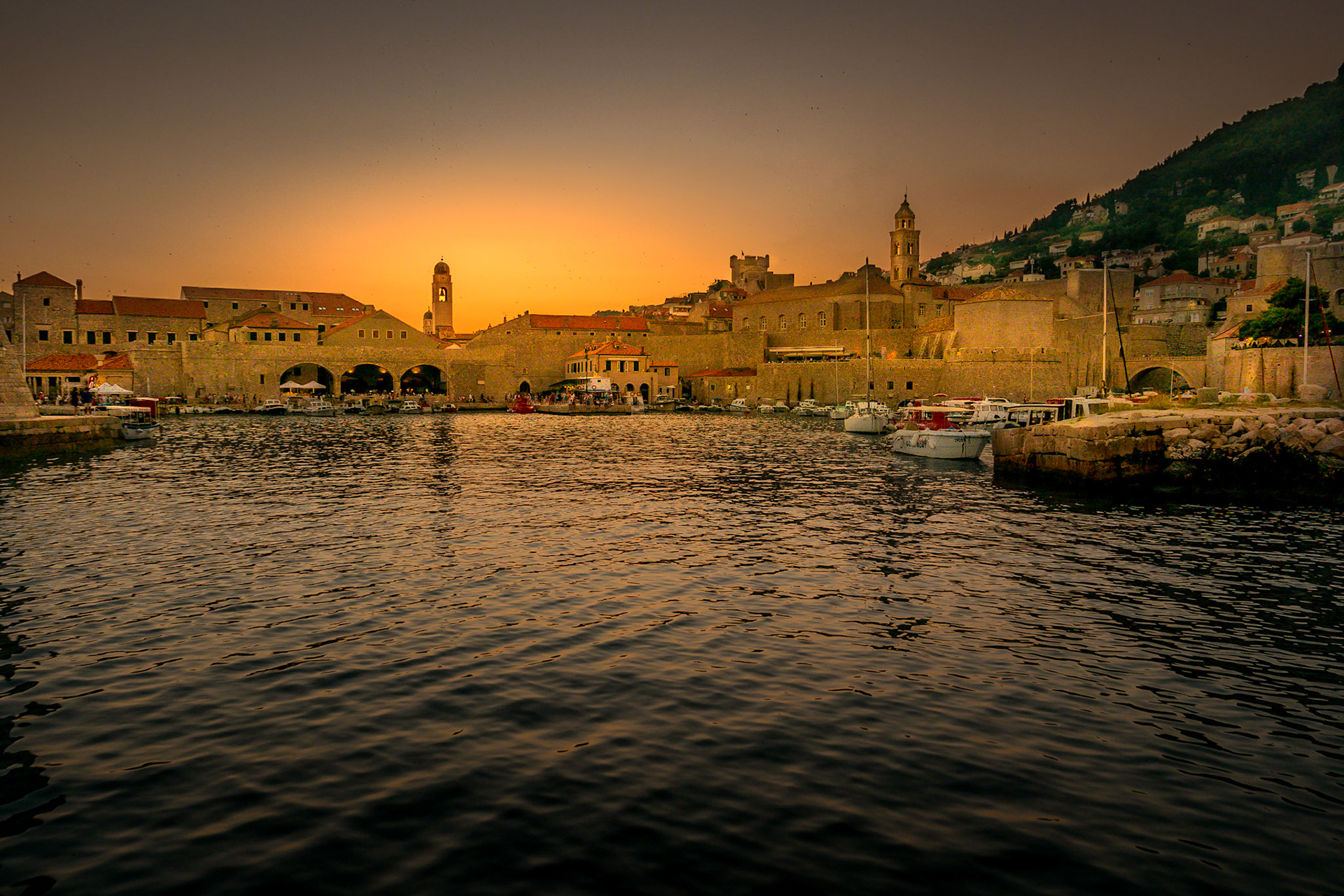 005 Le port de plaisance de Dubrovnik en début de soirée