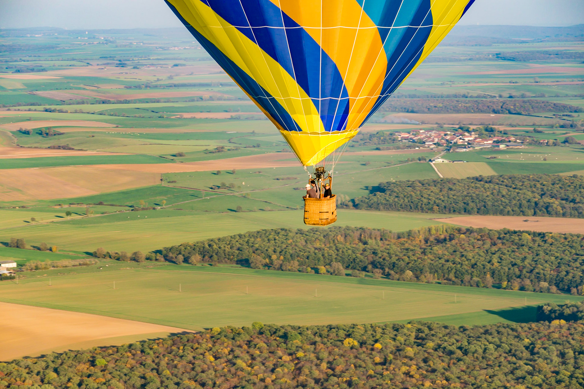 007 Montgolière photographiée depuis un ULM, lac de Madine, France