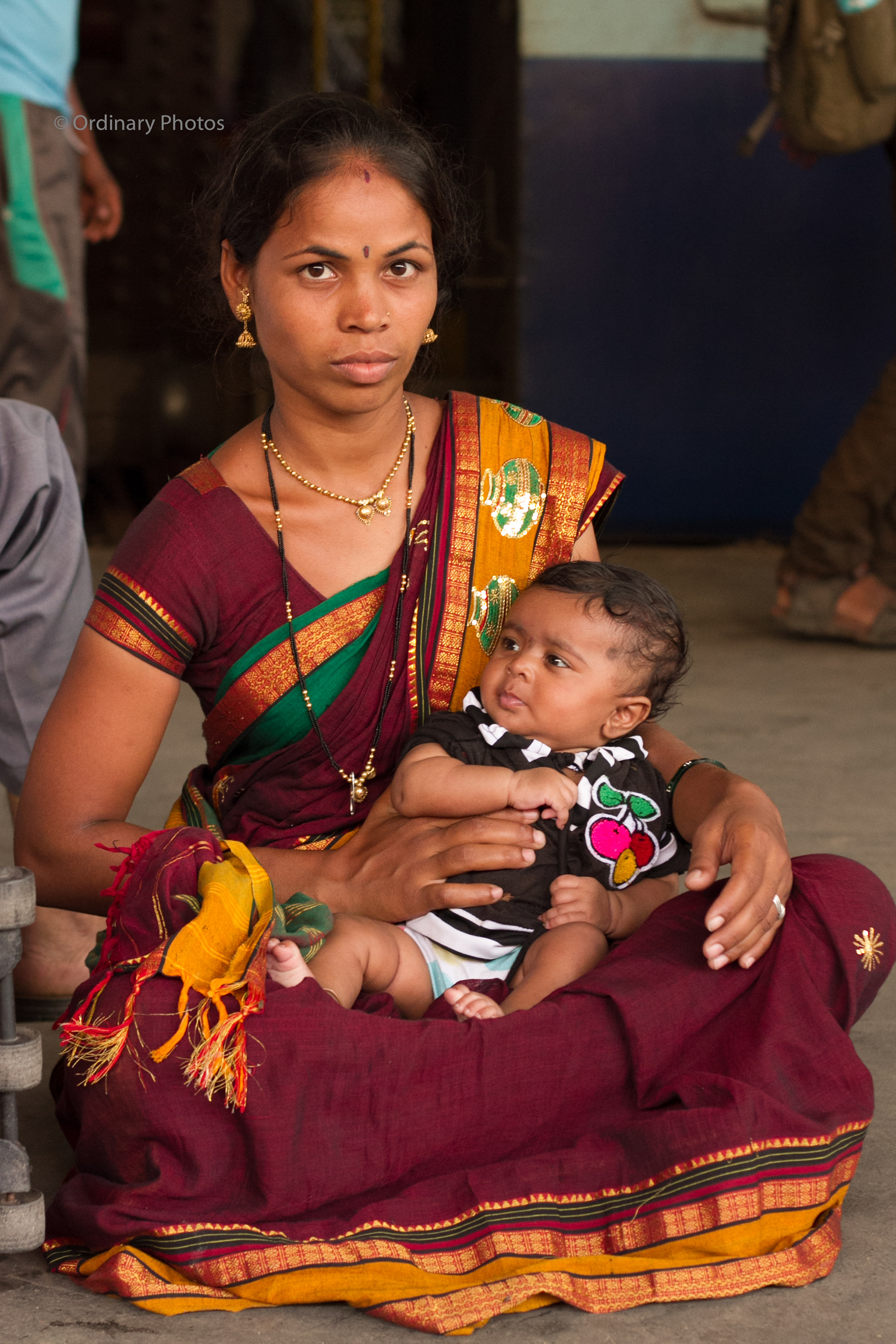 Moeder en kind wachtend op het treinstation van Mumbai