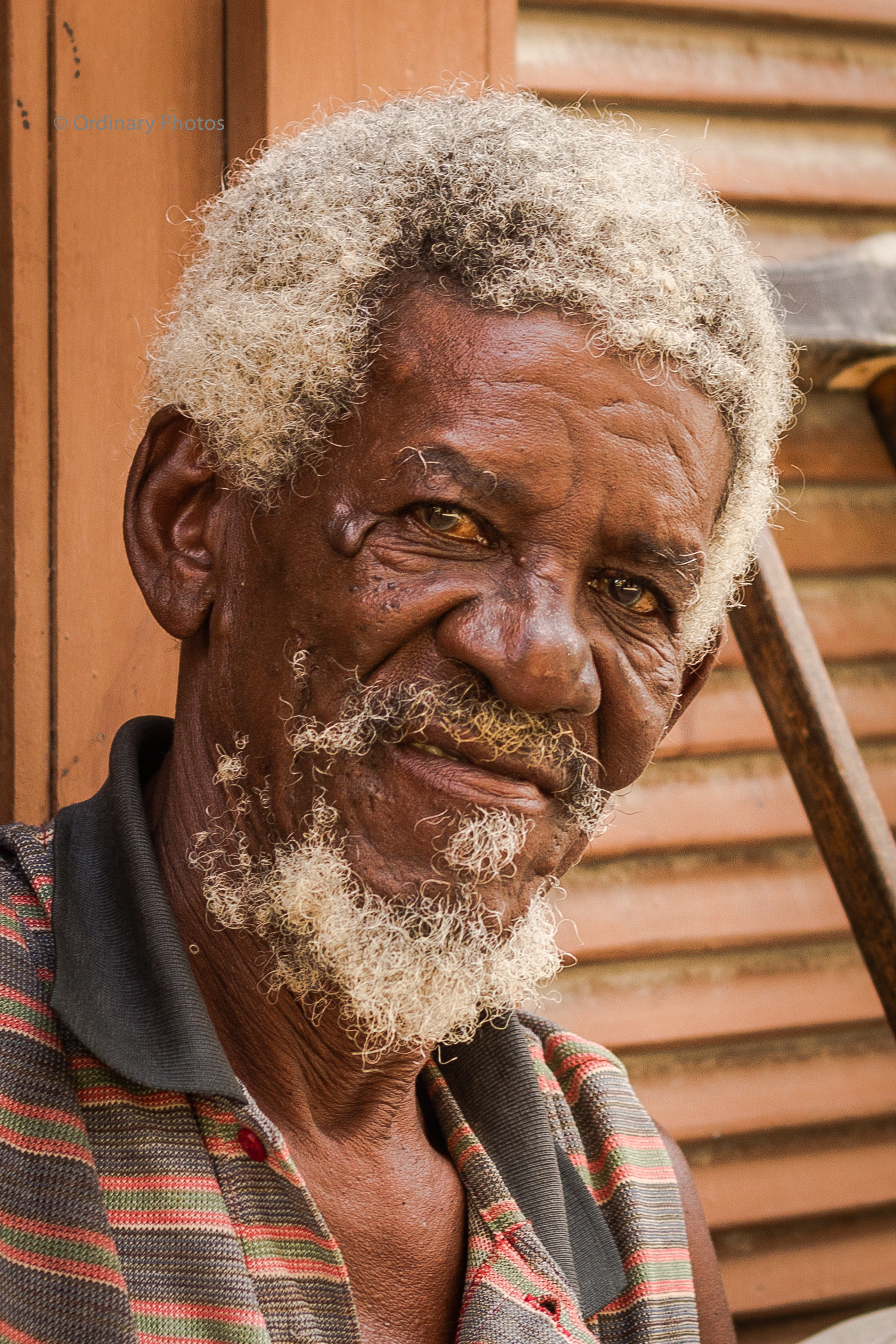 Een portretfoto van een man in de straten van Havana