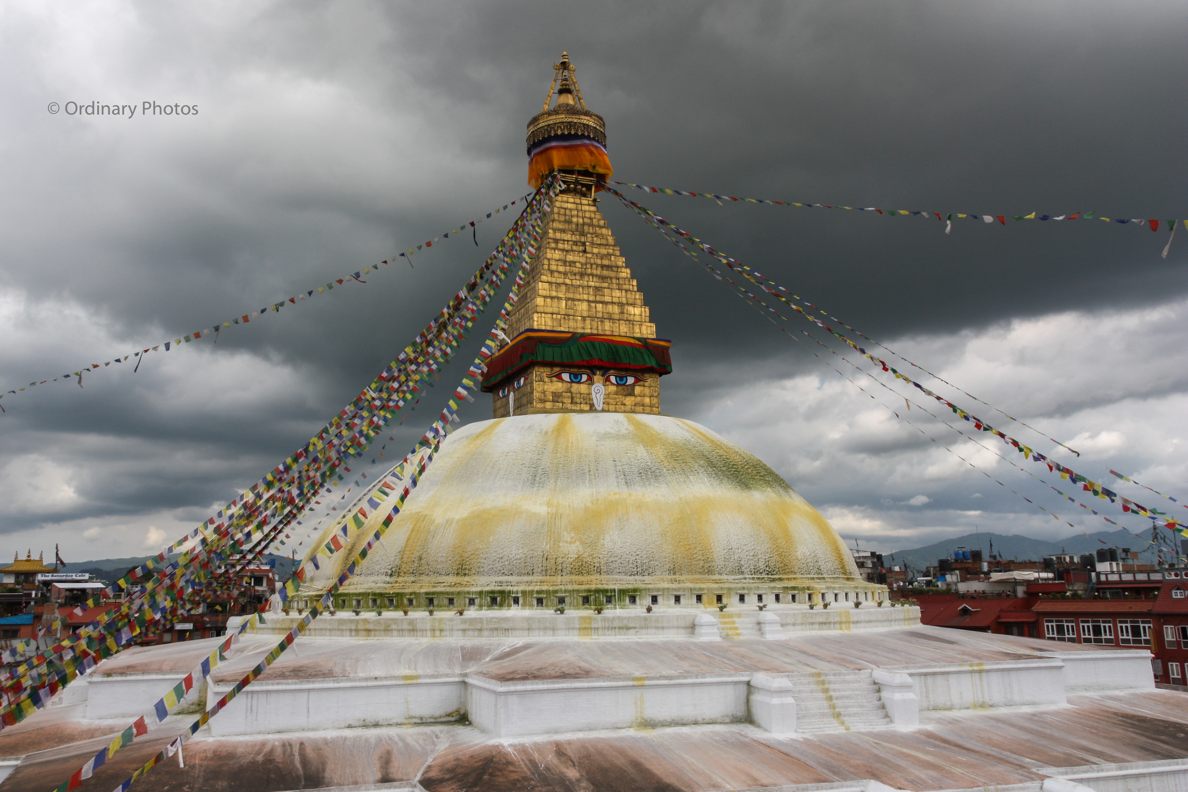 Dreigende lucht boven de Boudhanath Stupa (of Bodnath Stupa) vlakbij Kathmandu