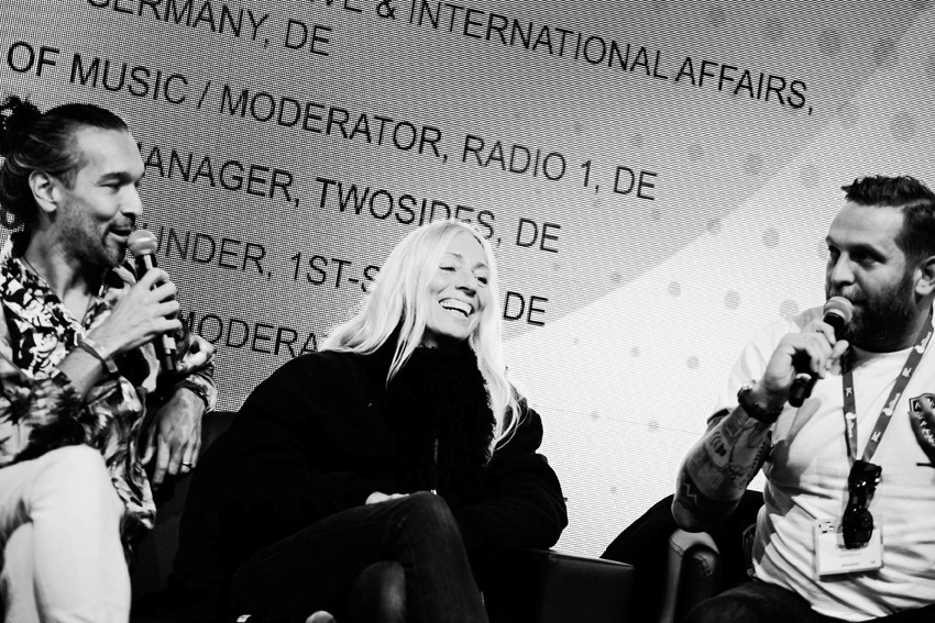 Lachende Sprecherin, teilnehmerin Disskussionsrunde Reeperbahn Festival