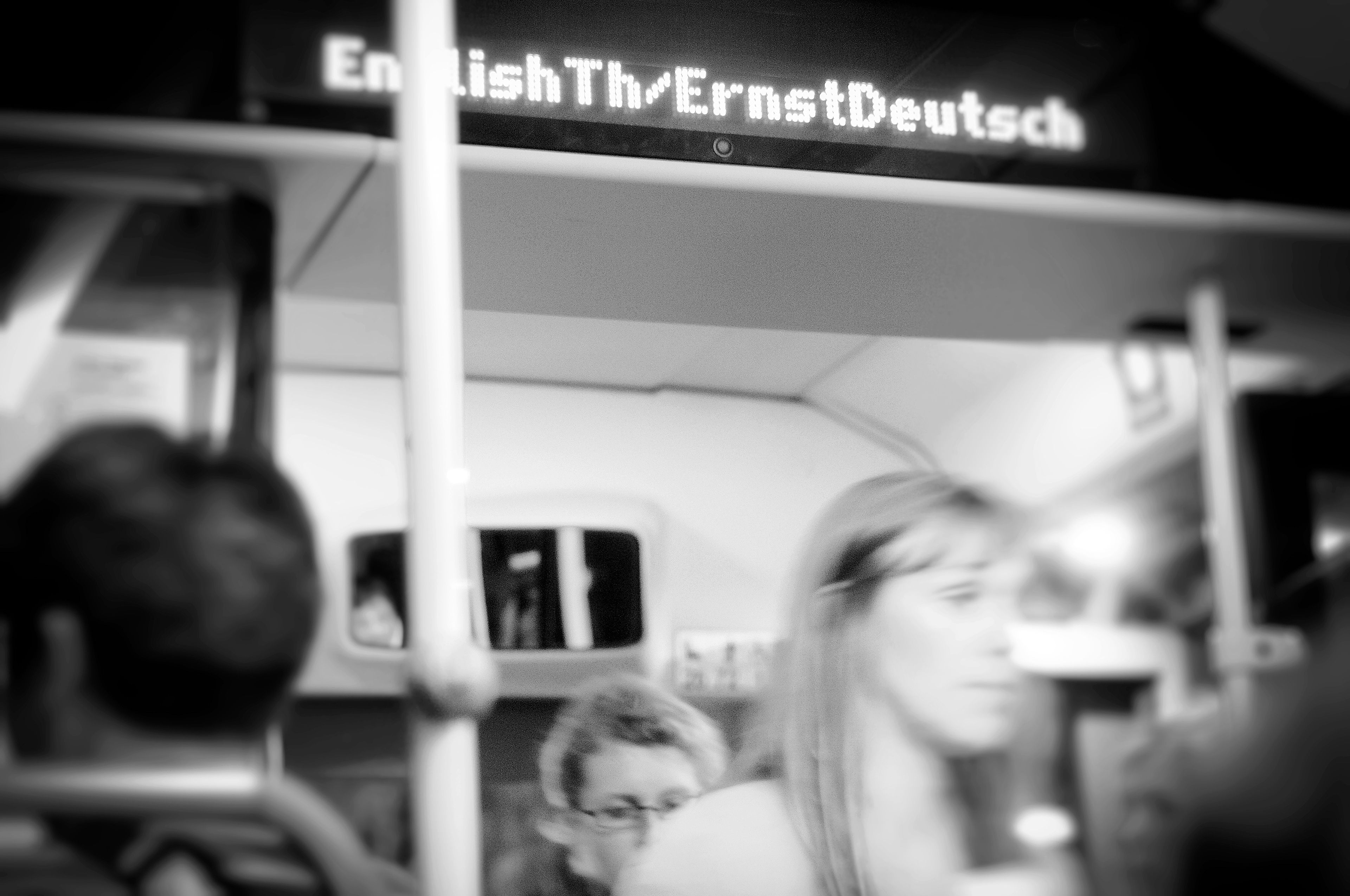 theaternach led im bus mit fahrgästen
