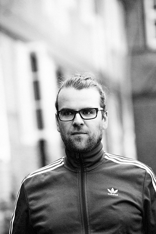 se portrait journalist sebastian friedrich. nachdenklich