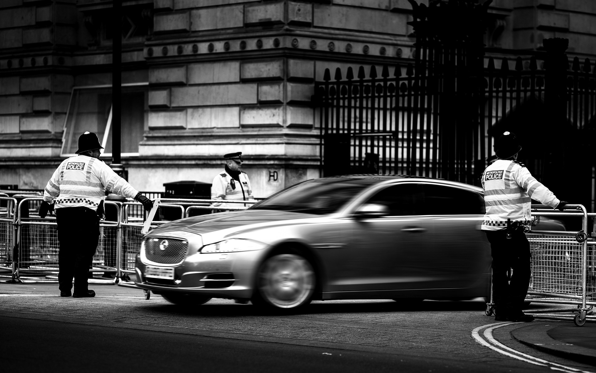 Schwarzweiß, Theresa May verläßt in ihrem silbernen Jaguar Downigstreet 1, London, fotobagaluten, Theresa May, Downing Street,