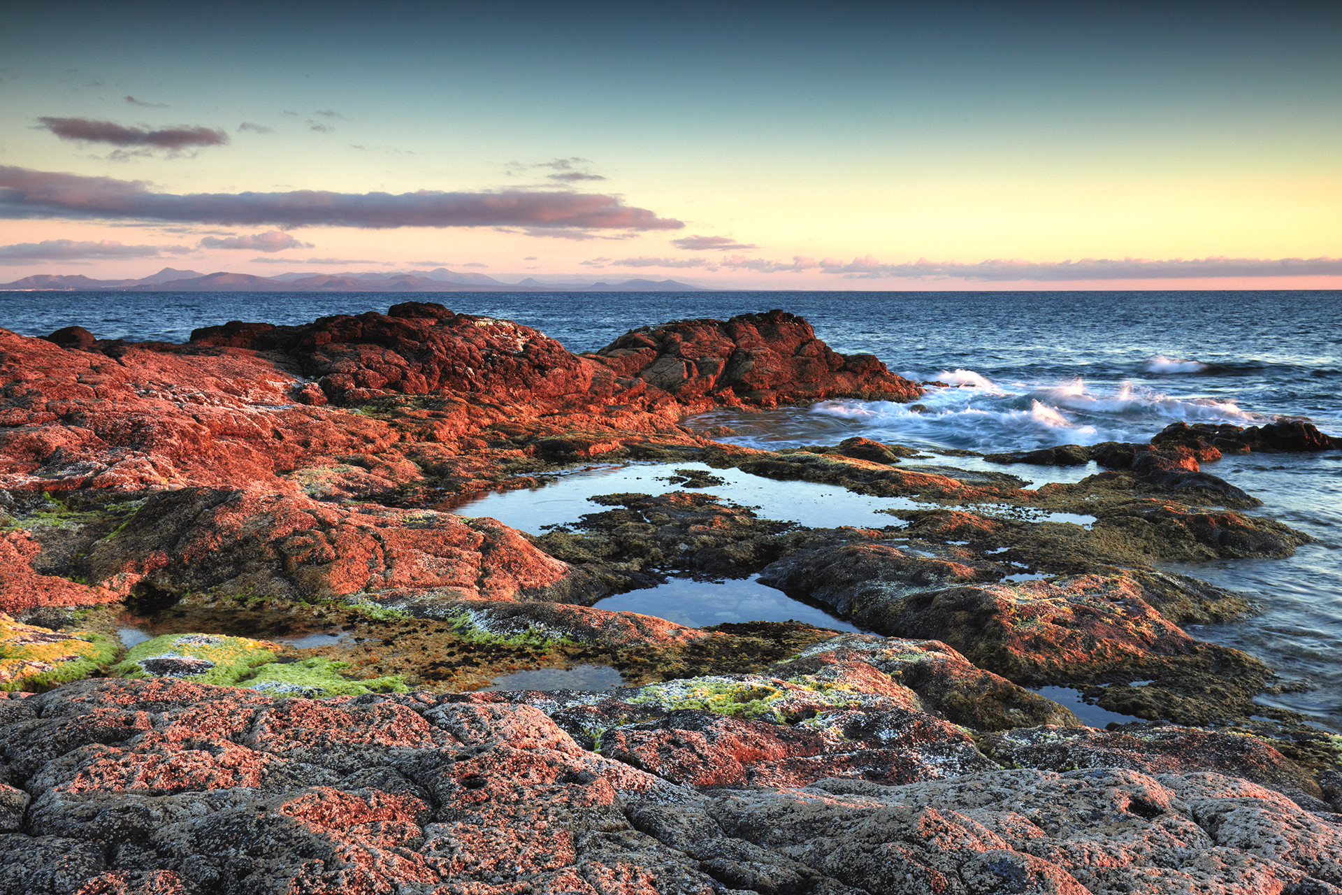 Atlantikküste zum Sonnenuntergang, im Hintergrund Fuerteventura, Lanzarote, Kanarische Inseln