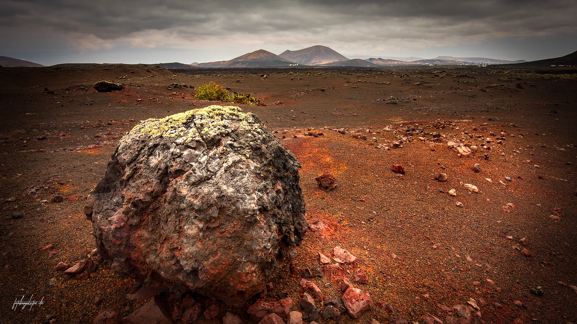 Lavabombe in einem Lavafeld, Lanzarote, Kanarische Inseln, fotobagaluten