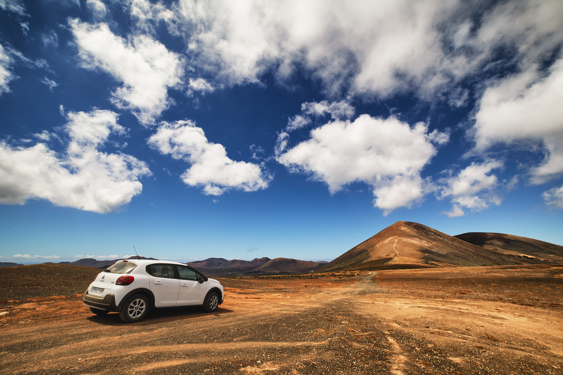 Mietwagen in den Bergen auf Lanzarote, Vulkane, Kanarische Inseln