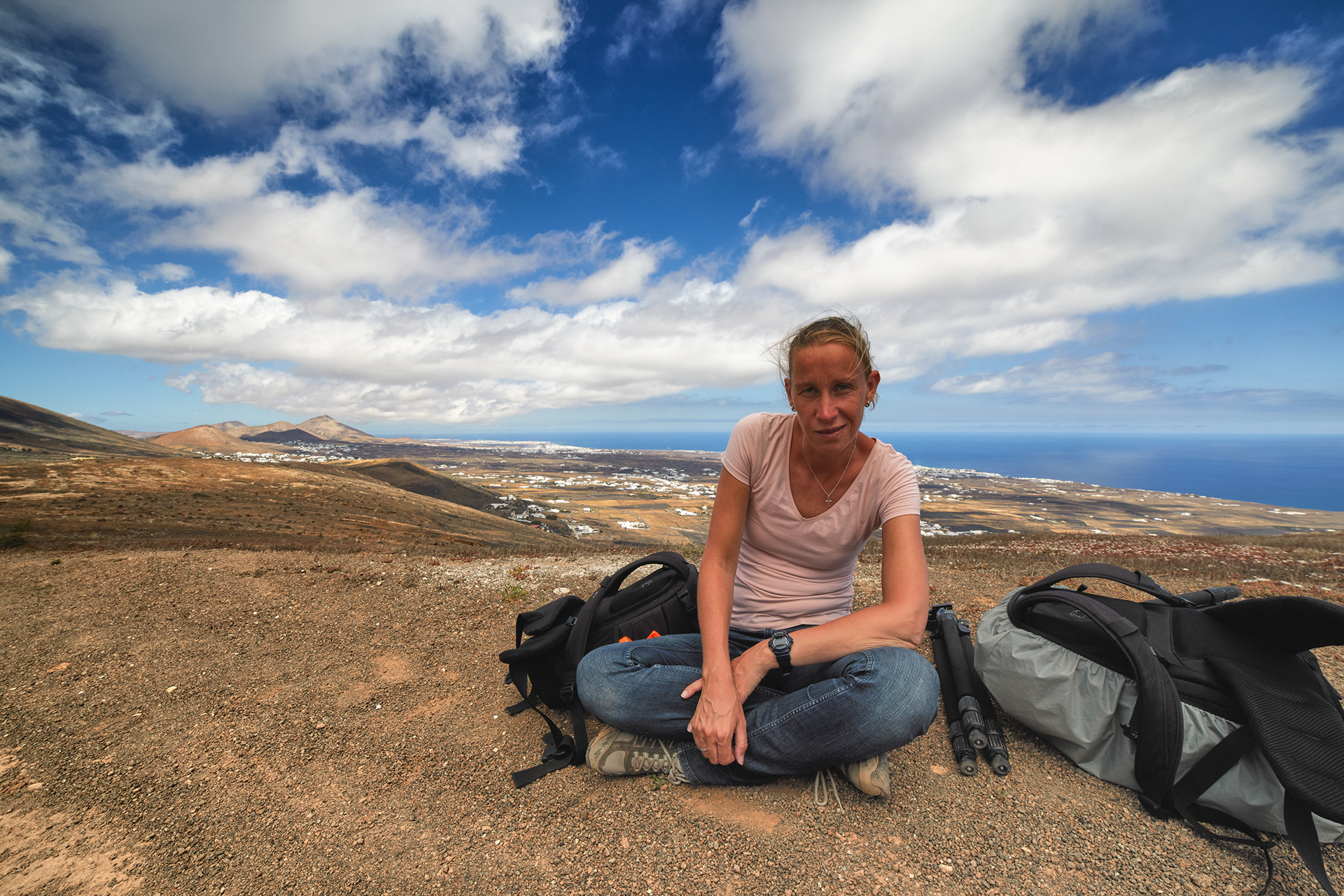 Weibliches Porträt auf einem Berg mit Blick auf den Atlantik, Lanzarote, Kanarische Inseln