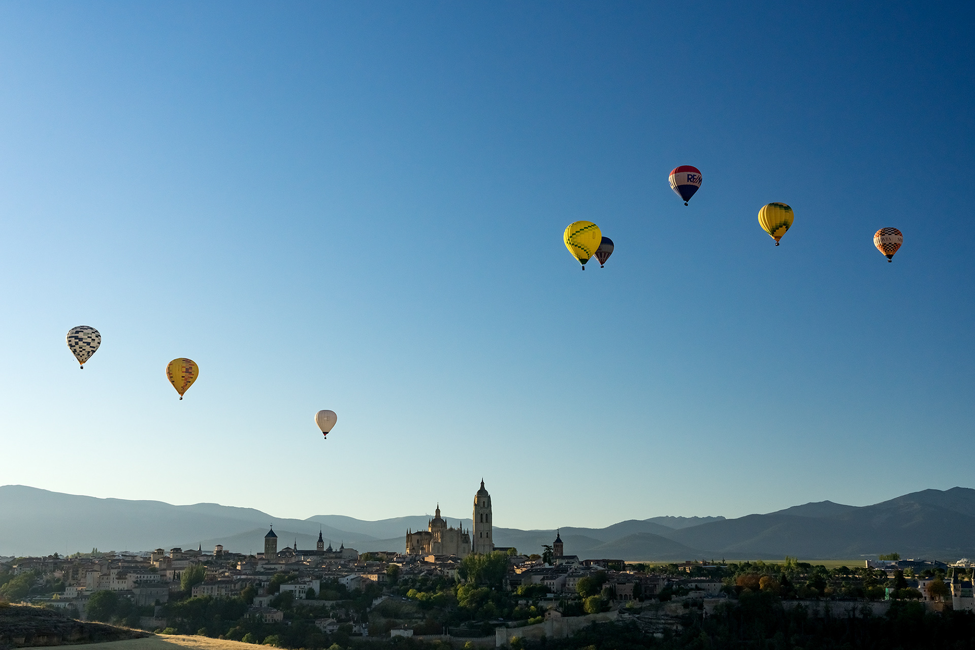 Panorámica de Segovia con globos aerostaticos sobrevolando la ciudad en una imagen que ilustra un articulo sobre el equilibrio en composicion fotografica