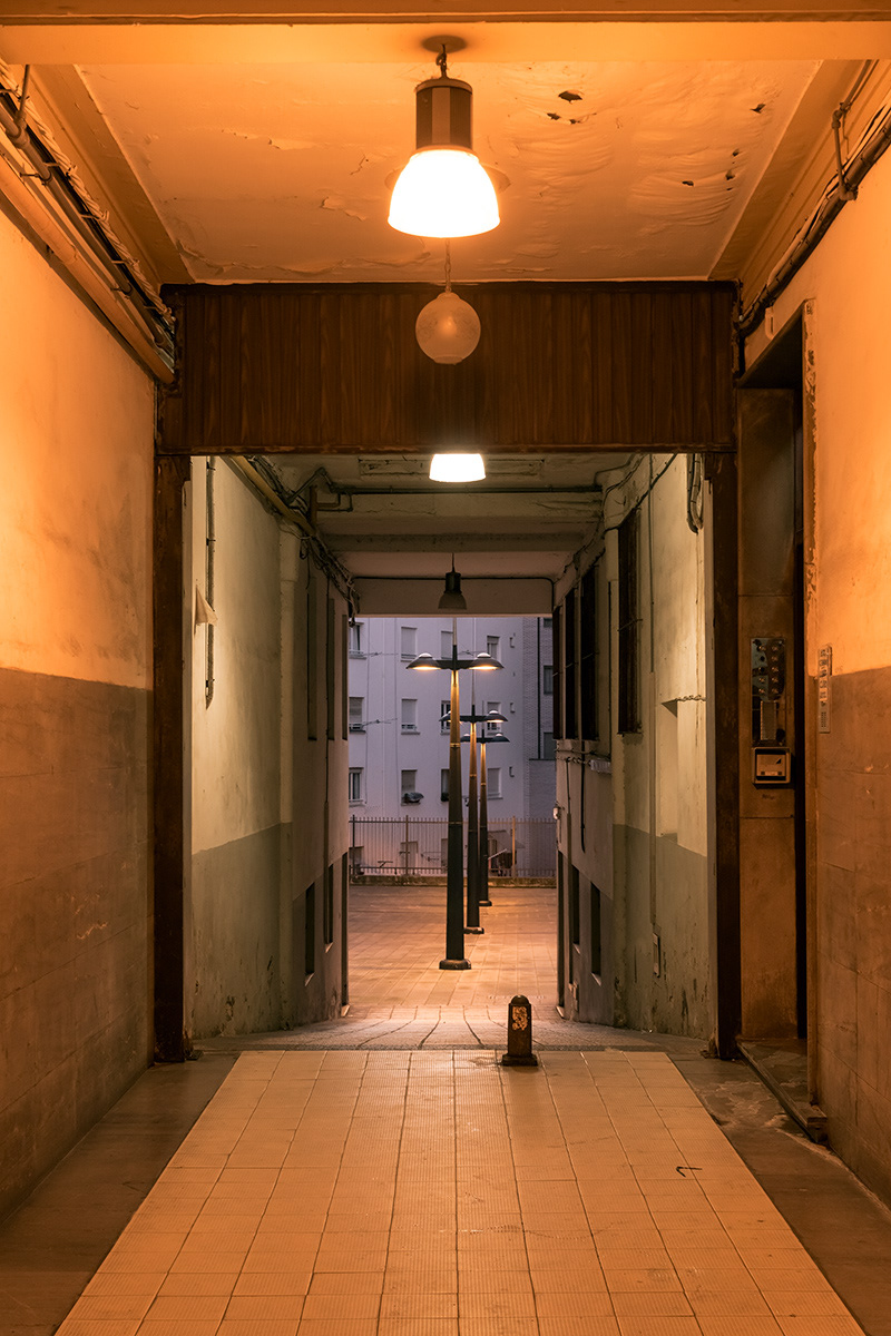 Entrada a un portal en Oviedo ilustrando un artículo sobre las formas en composición fotográfica