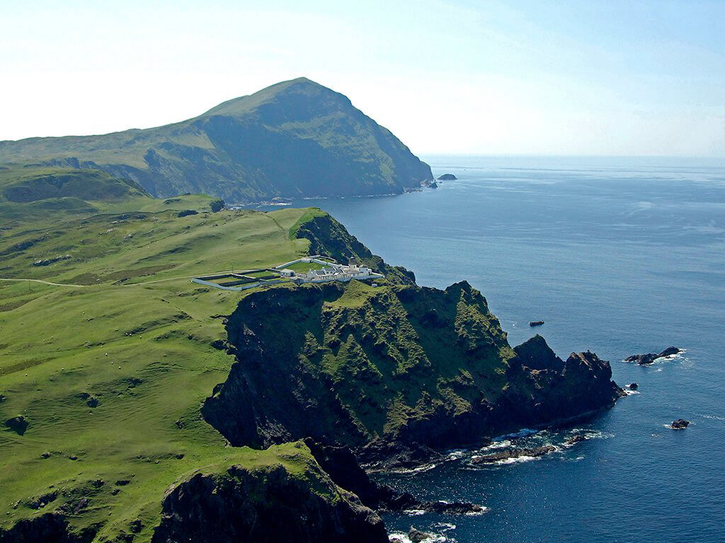 INISIHTURK (Irelande) Le mode de vie insulaire représente une certaine autonomie, une sérénité loin des grandes villes et de leur agitation permanente. Inishturk est un cocon de verdure, où les savoir-faire et les coutumes ancestrales semblent avoir été conservées.