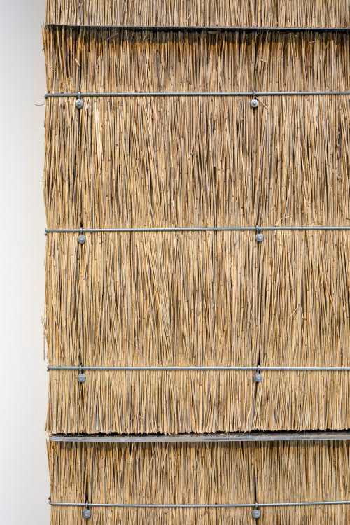 exposition FIBRA ARCHITECTURES (Pavillon de l’Arsenal, 2019) Le musée a rassemblé un multiplicité de constructions en fibre végétale. Les végétaux et organismes vivants sont bien souvent sous-estimés dans leurs qualités tant esthétiques que techniques dans la construction. L’exposition a ainsi toute la richesse de ces matériaux vernaculaires et innovants.