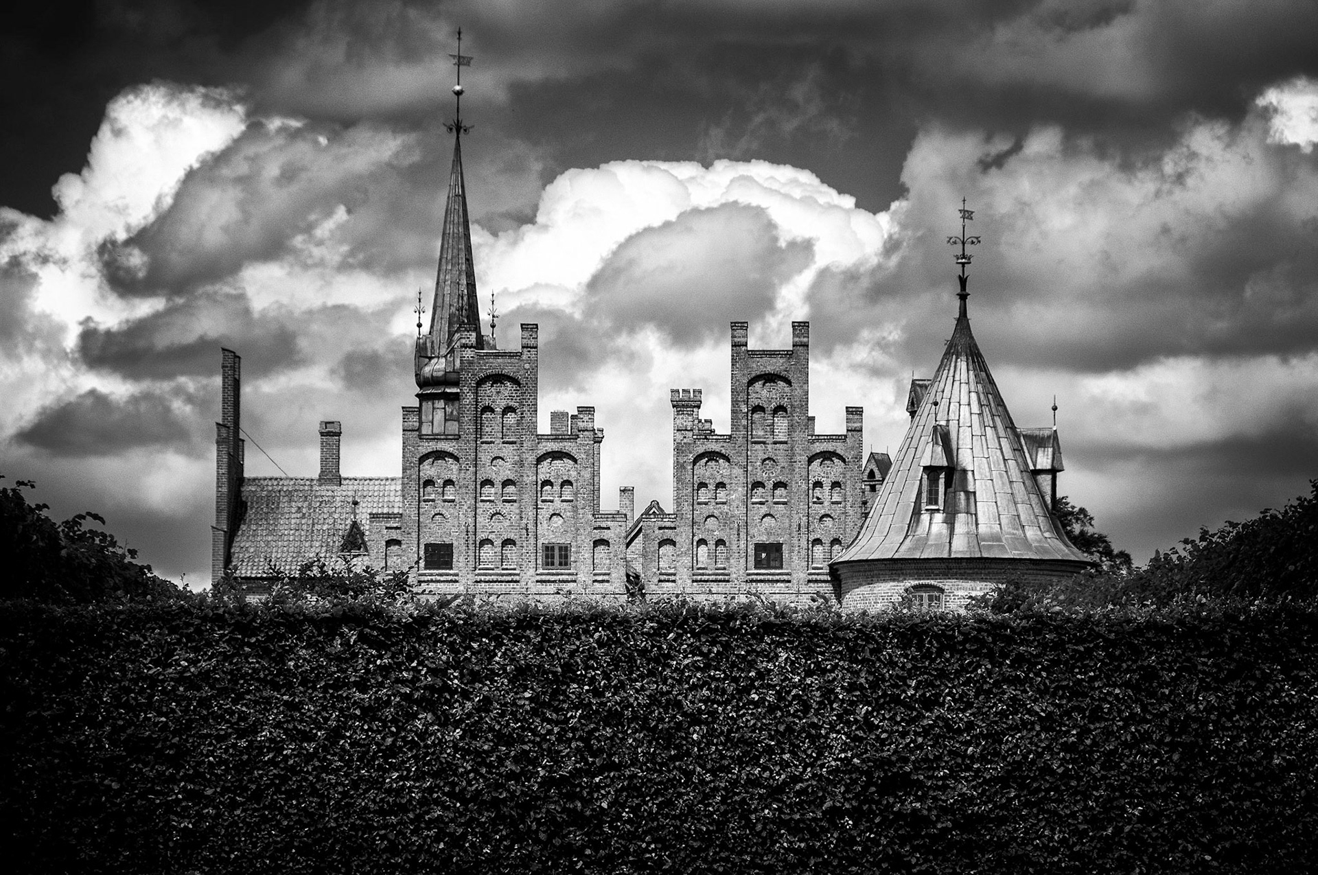 Egeskov Slot above the Hedge 