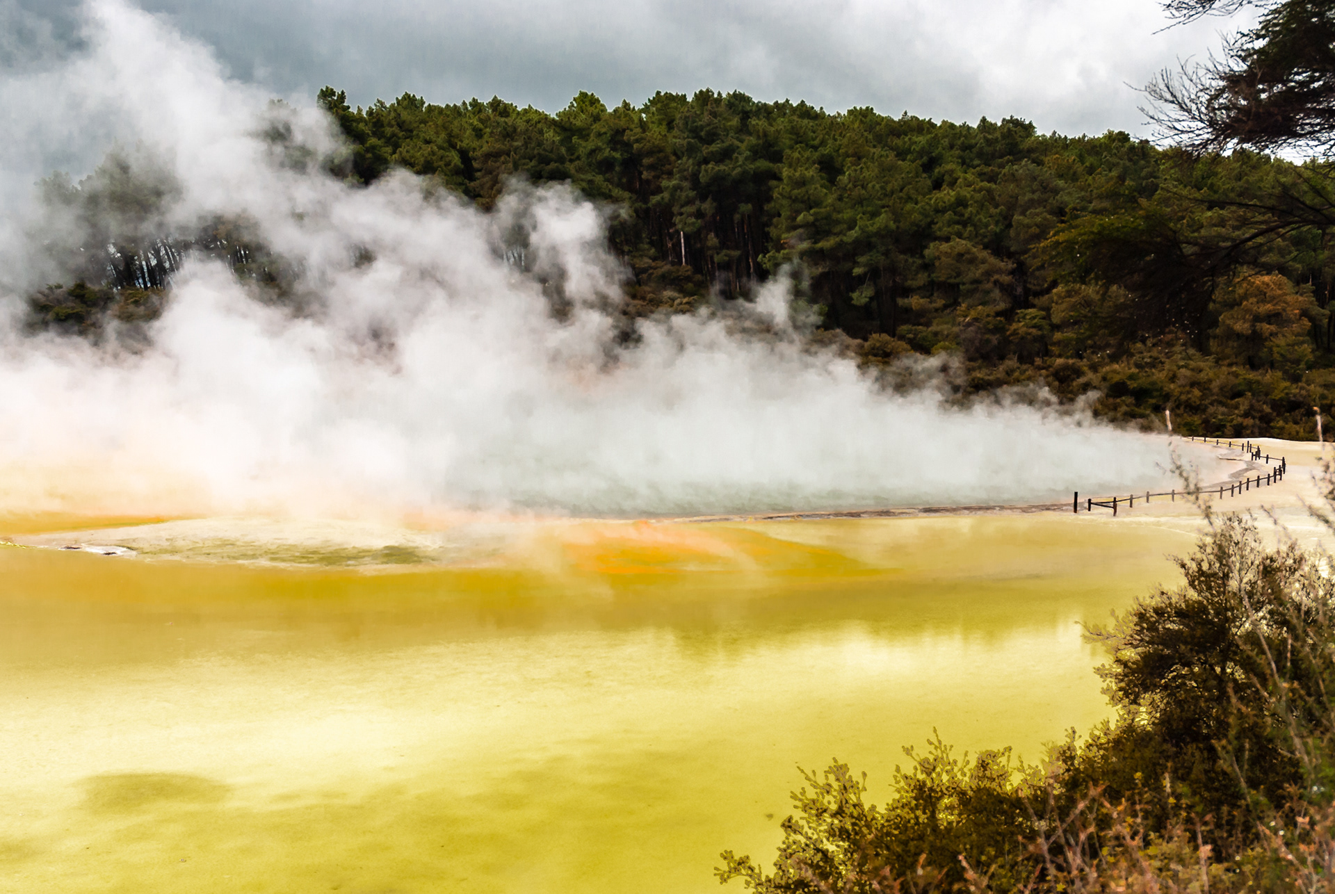 Champagne pool in the Wai-O-Tapu geothermal wonderland near Rotorua on the North Island of New Zealand