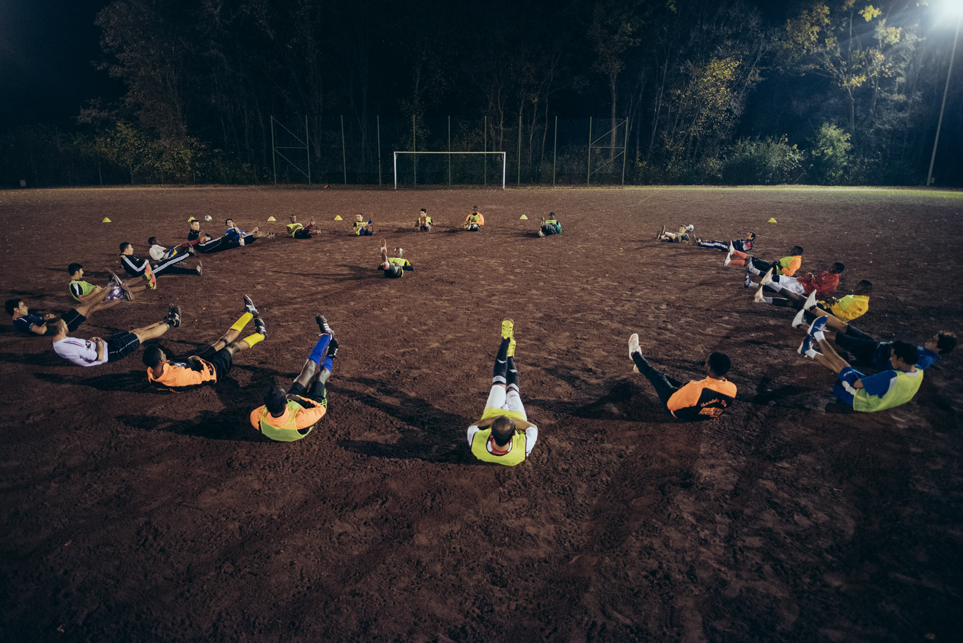 Das Mandela Team wurde 2013 als Hobbygruppe gegründet und nimmt seit 2014 am Ligaspielbetrieb in der 4. Kreisklasse teil. Damit war das Team die erste Fußballmannschaft in Deutschland, die komplett aus Flüchtlingen besteht.