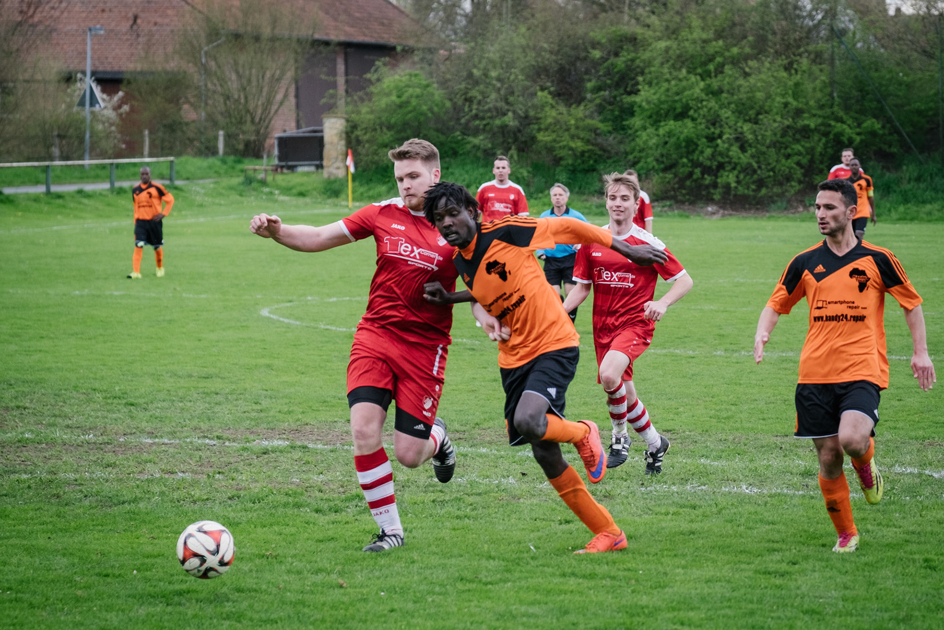 Anas aus dem Sudan im Zweikampf. Beim Freundschaftsspiel gegen den TUS Röddensen gewann das Mandela Team mit 6:1.