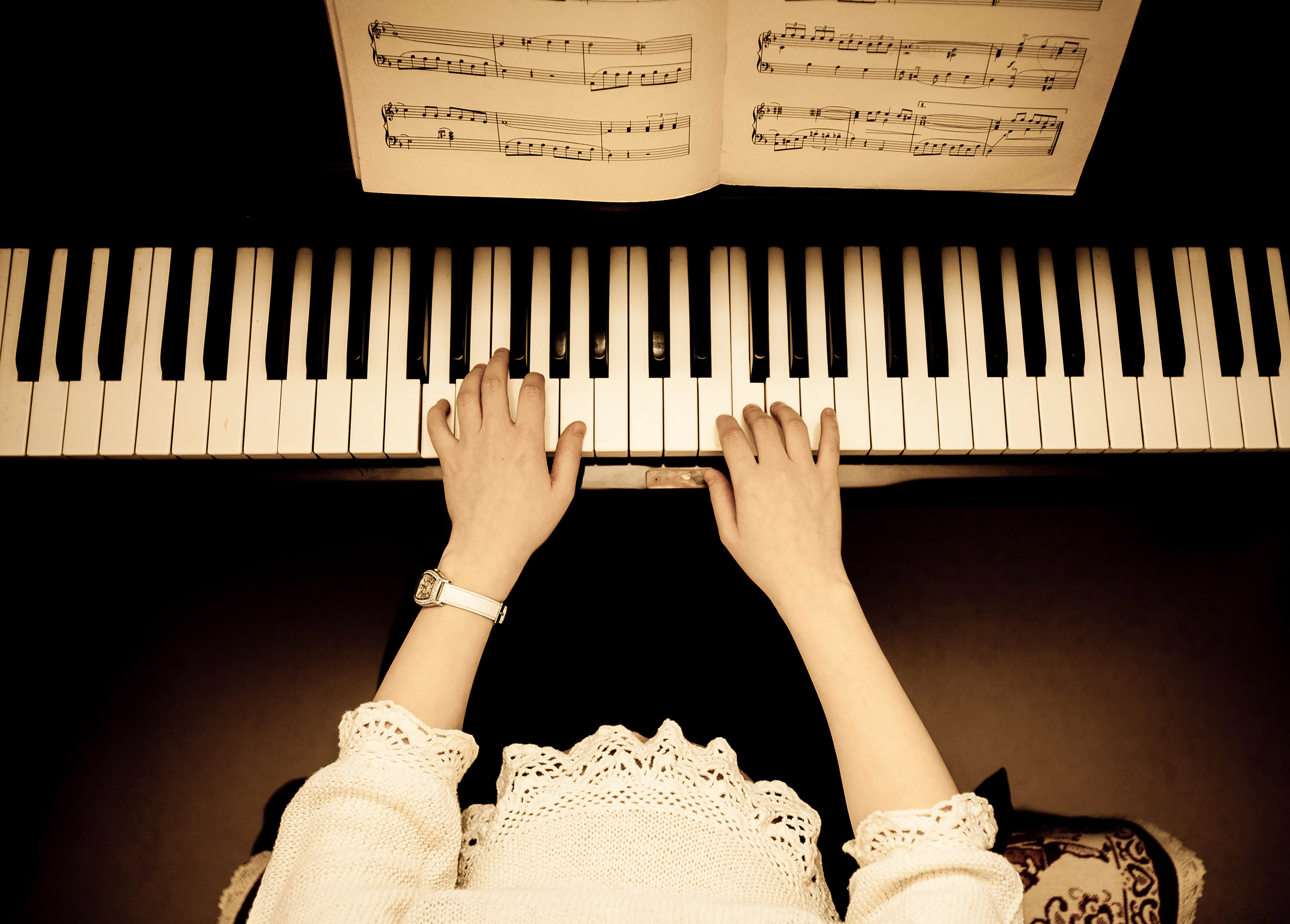 Учат играть пианино. Игра на пианино. Девушка и пианино. Игра на фортепьяно. Фотосессия с пианино.