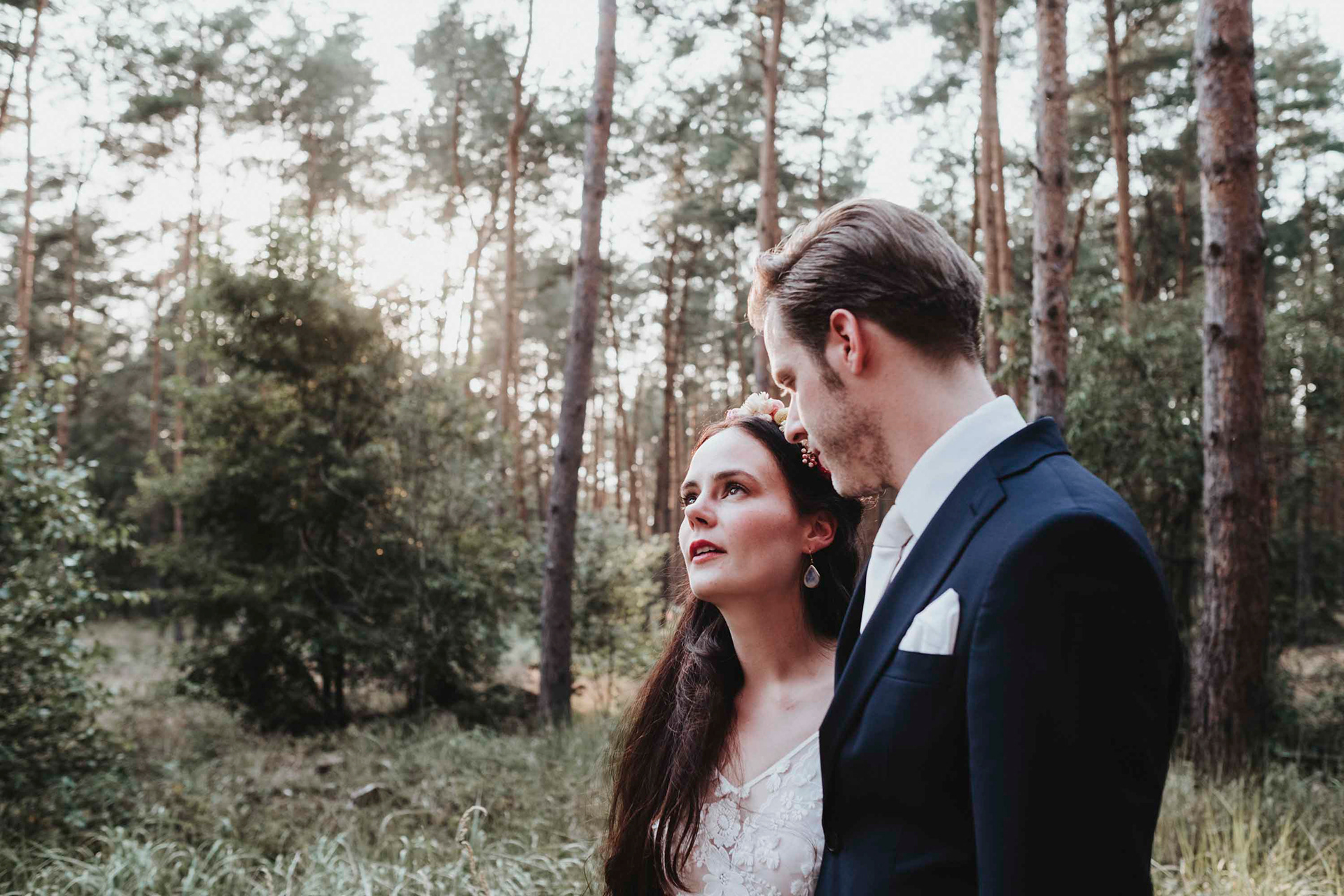 Brautpaar Arm in Arm, Hochzeitsfotos in Brandenburg Friesack Fehrbellin, Hochzeitsbilder im Wald