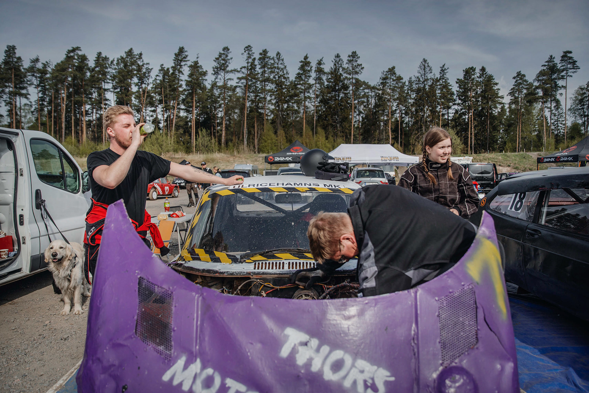 Mellan heaten samlas gänget kring bilen. "Behöver man låna något är det bara att fråga vem som helst. Den här gemenskapen finns ingen annanstans", berättar Kevin Thor.